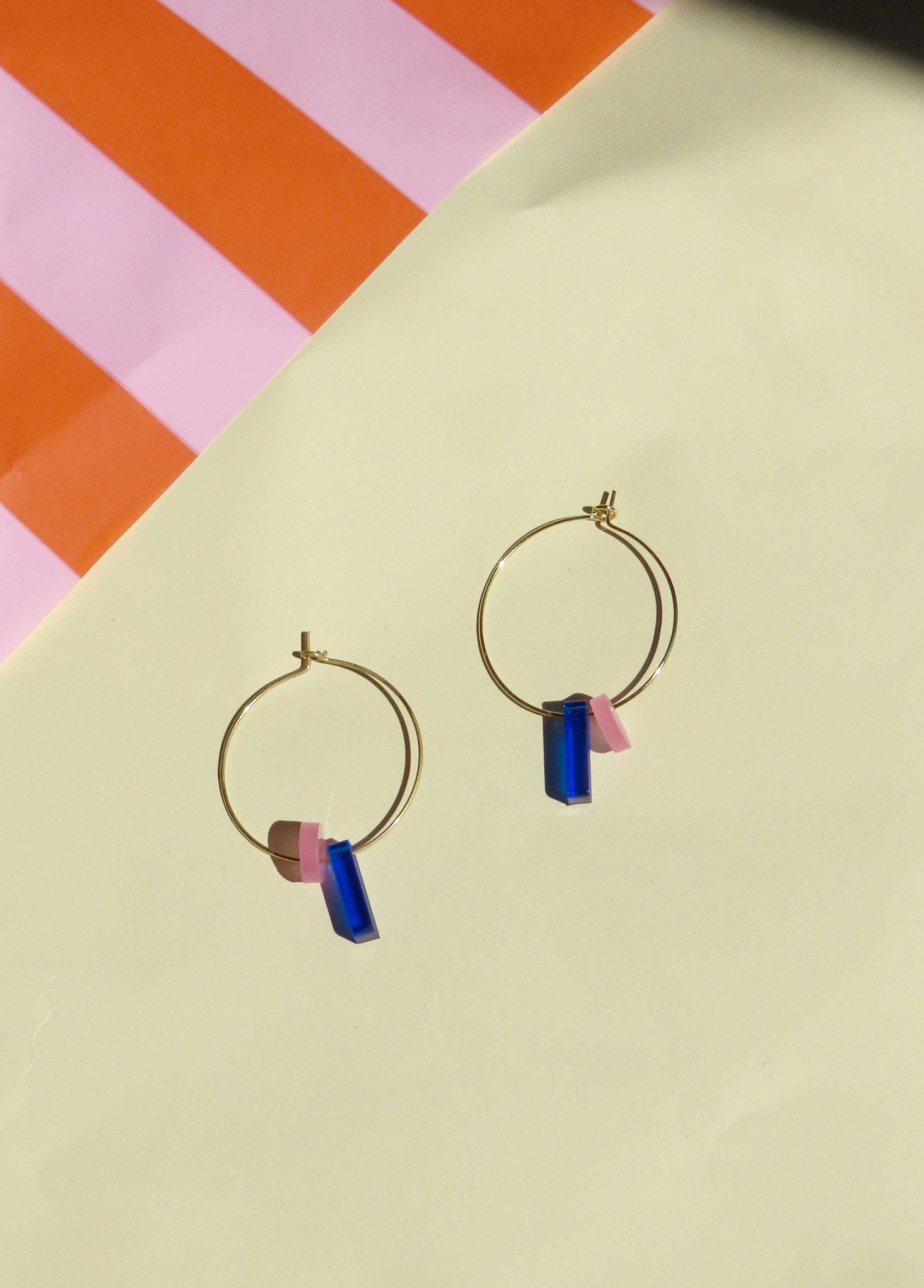 Niemalsmehrohne Ohrringe Dots mit Stick Hoops königsblau/rosa