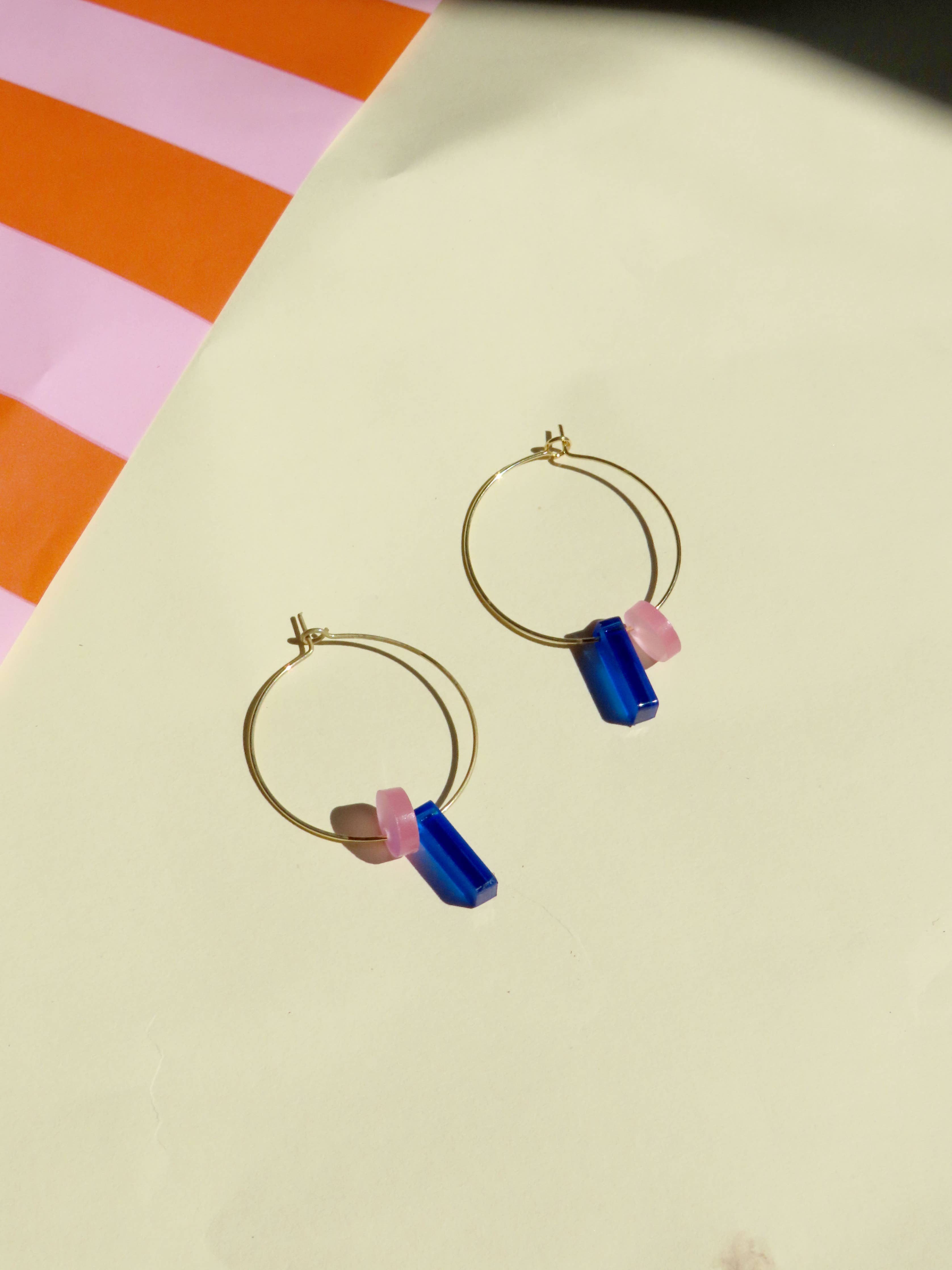 Niemalsmehrohne Ohrringe Dots mit Stick Hoops königsblau/rosa