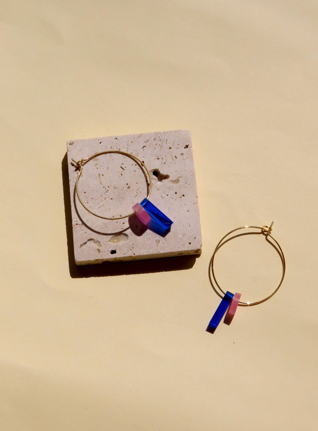 Niemalsmehrohne Ohrringe Dots mit Stick Hoops königsblau/rosa