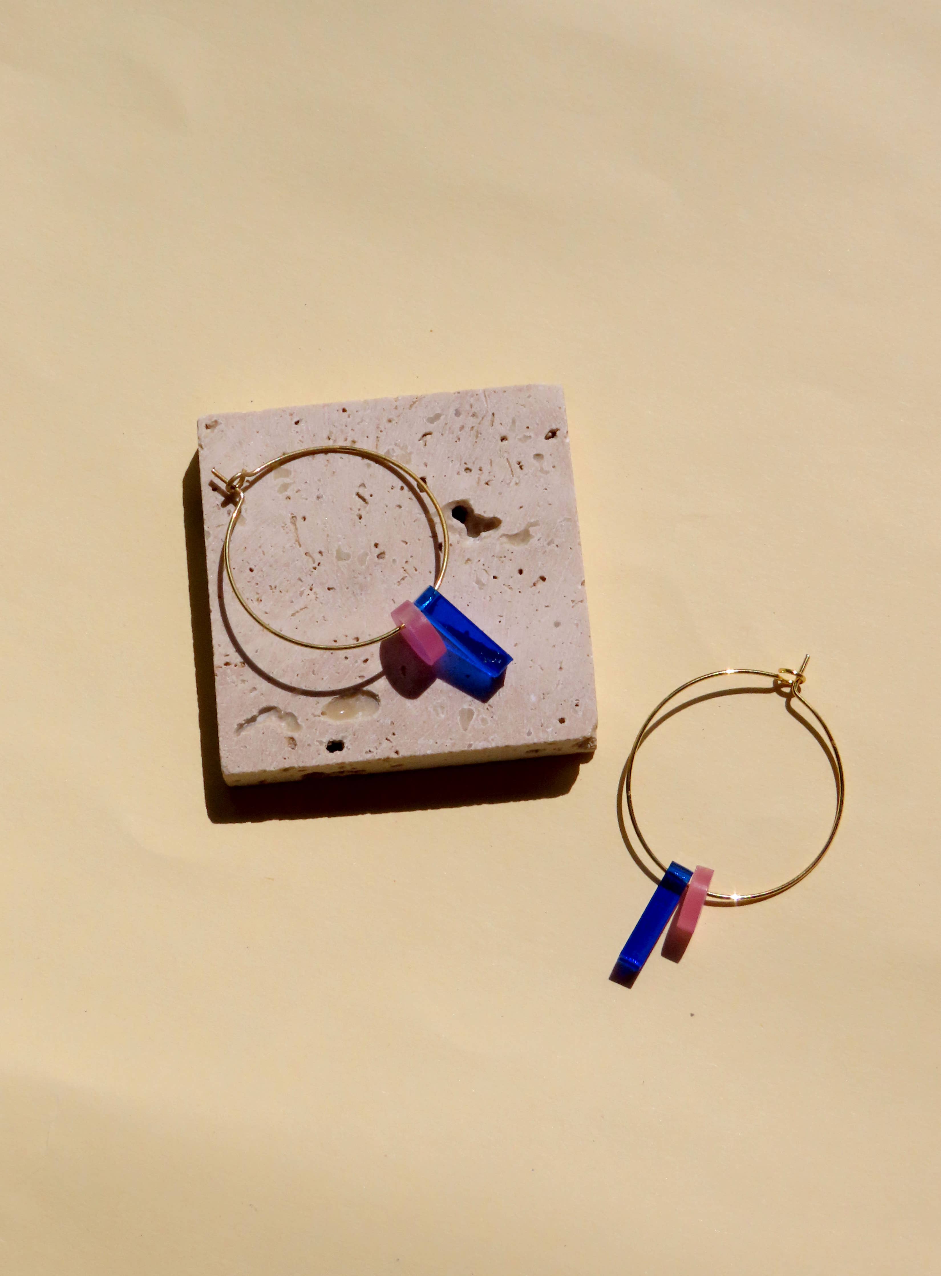 Niemalsmehrohne Ohrringe Dots mit Stick Hoops königsblau/rosa