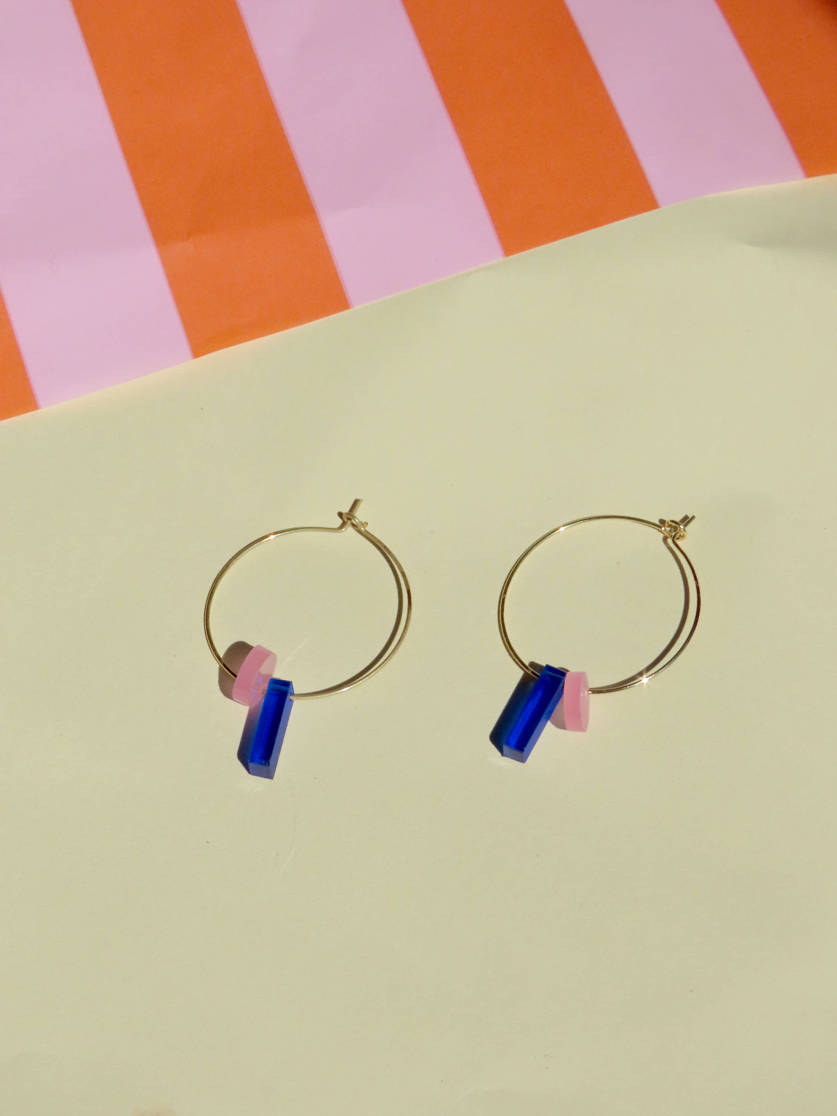 Niemalsmehrohne Ohrringe Dots mit Stick Hoops königsblau/rosa