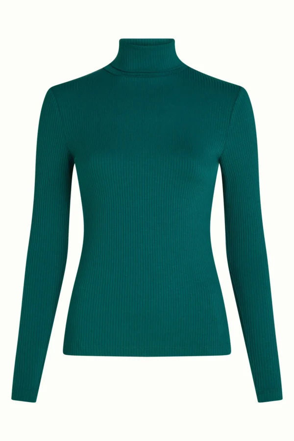 Kinglouie-Rollneck Top Uni Rib Farbe Spruced Green - Uni Rib Das Rollkragen-Top Uni Rib hat figurbetonten Schnitt mit stylischem Rollkragen und langen Ärmeln. Aus elastischem Viskose-Rippjersey gefertigt – bequem, schmeichelnd und flexibel. Rollkragen Lange Ärmel Tailliert Viskose Rib-Jersey Stretch Material: 96% LENZING™ ECOVERO™ viscose, 4% el/ea