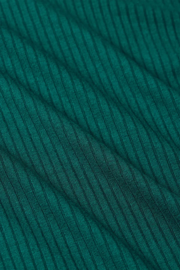Kinglouie-Rollneck Top Uni Rib Farbe Spruced Green - Uni Rib Das Rollkragen-Top Uni Rib hat figurbetonten Schnitt mit stylischem Rollkragen und langen Ärmeln. Aus elastischem Viskose-Rippjersey gefertigt – bequem, schmeichelnd und flexibel. Rollkragen Lange Ärmel Tailliert Viskose Rib-Jersey Stretch Material: 96% LENZING™ ECOVERO™ viscose, 4% el/ea