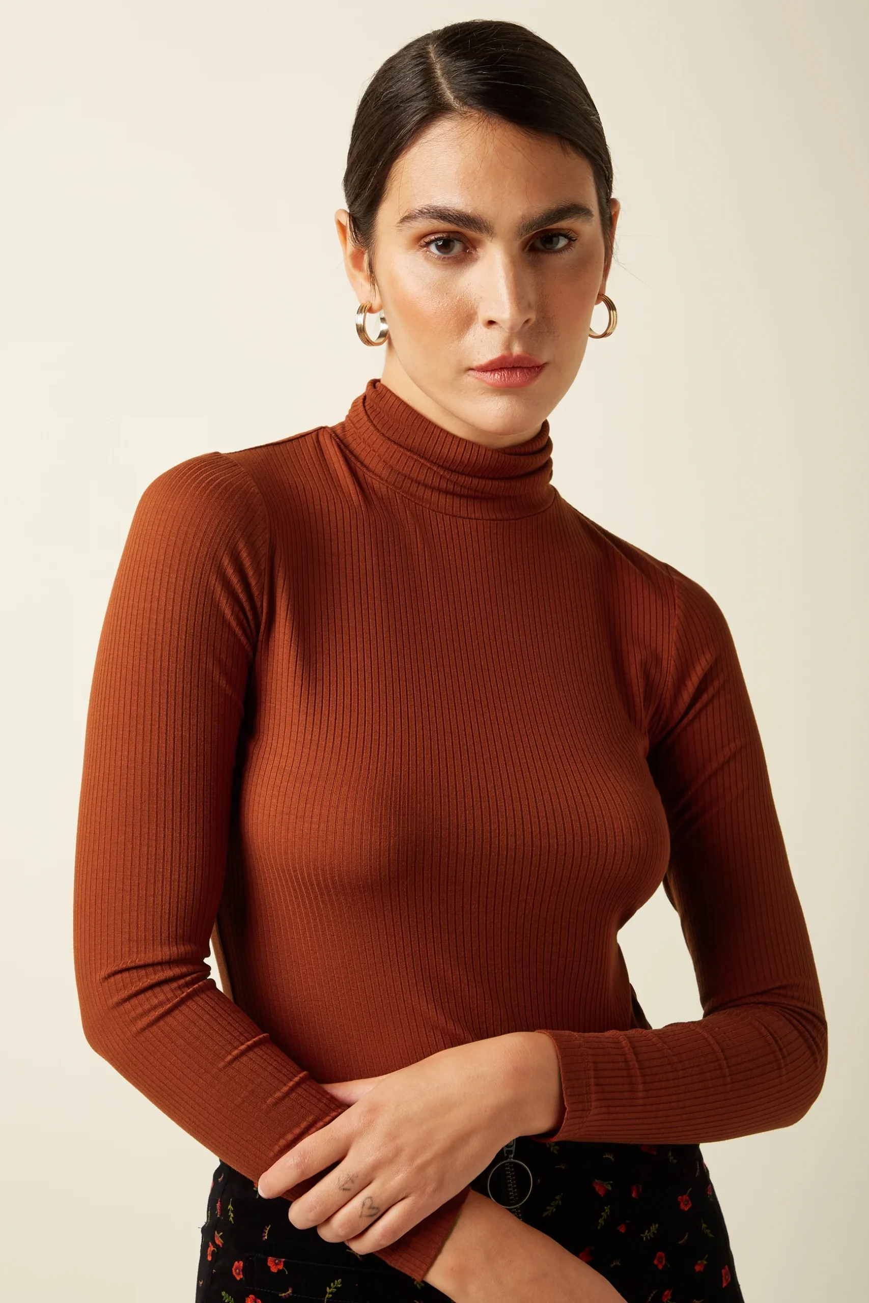 Kinglouie Rollneck Top Uni Rib Farbe Spicy Brown - Uni Rib Das Rollkragen-Top Uni Rib hat figurbetonten Schnitt mit stylischem Rollkragen und langen Ärmeln. Aus elastischem Viskose-Rippjersey gefertigt – bequem, schmeichelnd und flexibel. Rollkragen Lange Ärmel Tailliert Viskose Rib-Jersey Stretch
