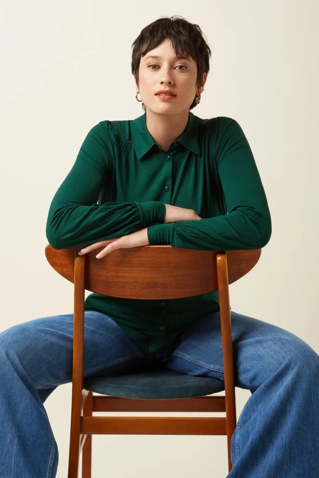 Kinglouie Carina Blouse Viscose Light Farbe Botanical Green - Viscose Light Die Carina Bluse Viscose Light hat klassischen Kragen, Falten an Schulterpasse und Ärmeln, lange Ärmel mit Manschetten und Knopfverschluss. Aus elastischem Viskosejersey gefertigt – für bequemen Sitz mit eleganten Details und mühelosem Stil. Klassischer Kragen Schulterpasse mit Faltenwurf Faltenwurf am Ärmel Lange Ärmel mit Bündchen Knopfverschluss Viskose Jersey Stretch
