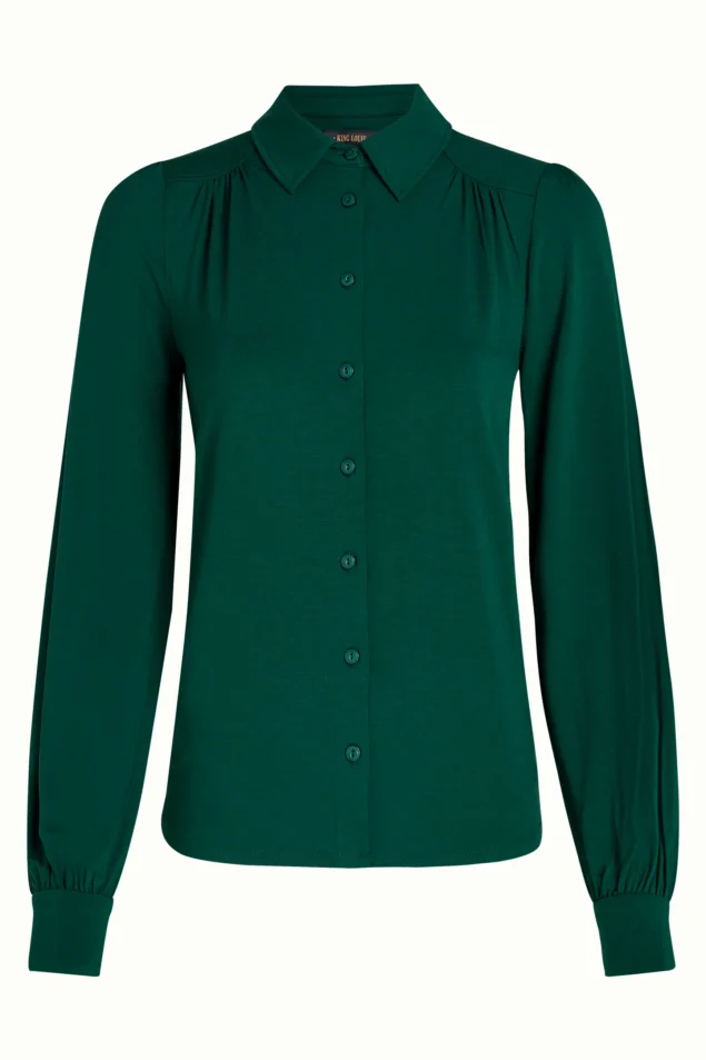 Kinglouie Carina Blouse Viscose Light Farbe Botanical Green - Viscose Light Die Carina Bluse Viscose Light hat klassischen Kragen, Falten an Schulterpasse und Ärmeln, lange Ärmel mit Manschetten und Knopfverschluss. Aus elastischem Viskosejersey gefertigt – für bequemen Sitz mit eleganten Details und mühelosem Stil. Klassischer Kragen Schulterpasse mit Faltenwurf Faltenwurf am Ärmel Lange Ärmel mit Bündchen Knopfverschluss Viskose Jersey Stretch