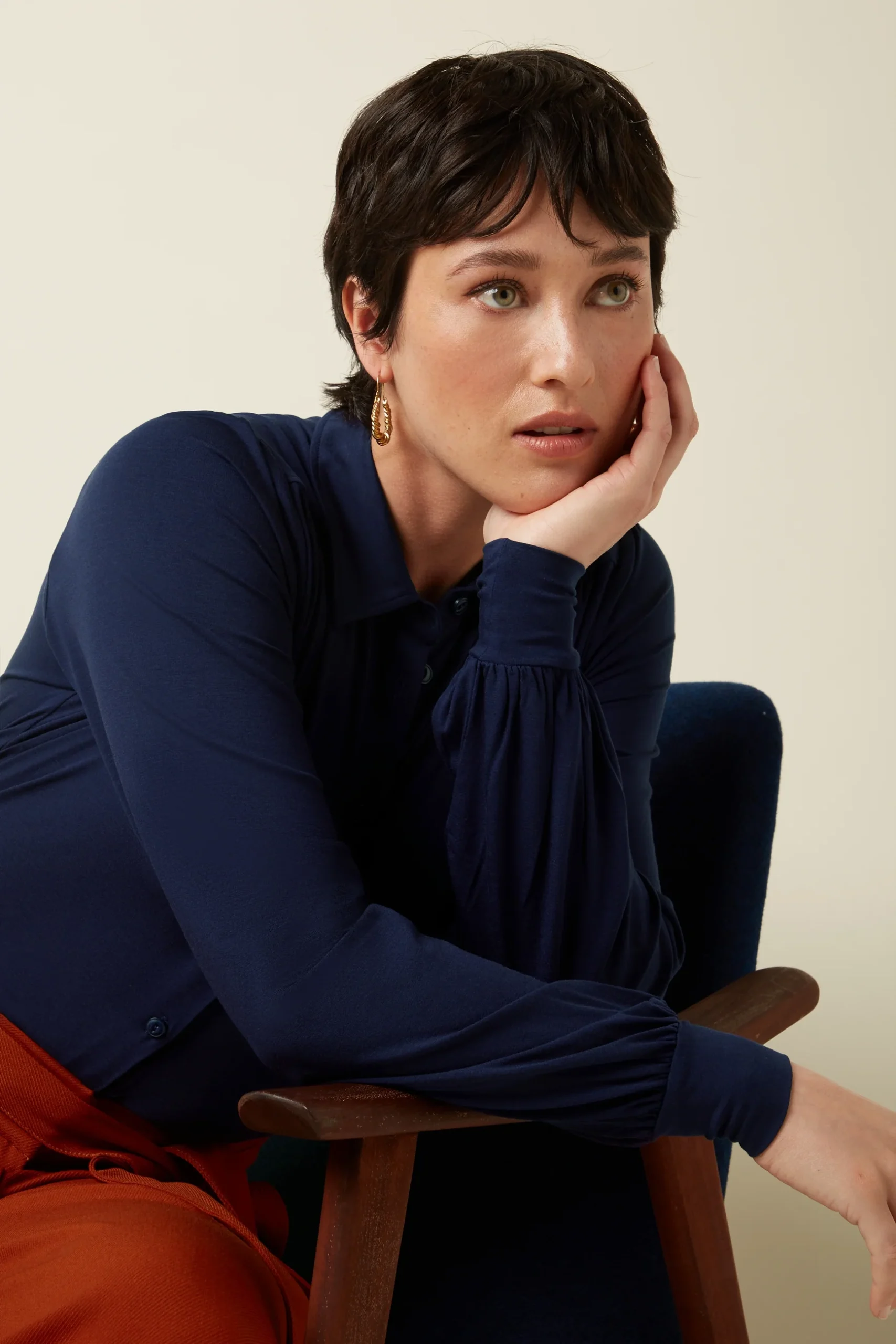 Kinglouie-Carina Blouse Viscose Light Farbe Rhodonite Blue - Viscose Light Die Carina Bluse Viscose Light hat klassischen Kragen, Falten an Schulterpasse und Ärmeln, lange Ärmel mit Manschetten und Knopfverschluss. Aus elastischem Viskosejersey gefertigt – für bequemen Sitz mit eleganten Details und mühelosem Stil. Klassischer Kragen Schulterpasse mit Faltenwurf Faltenwurf am Ärmel Lange Ärmel mit Bündchen Knopfverschluss Viskose Jersey Stretch
