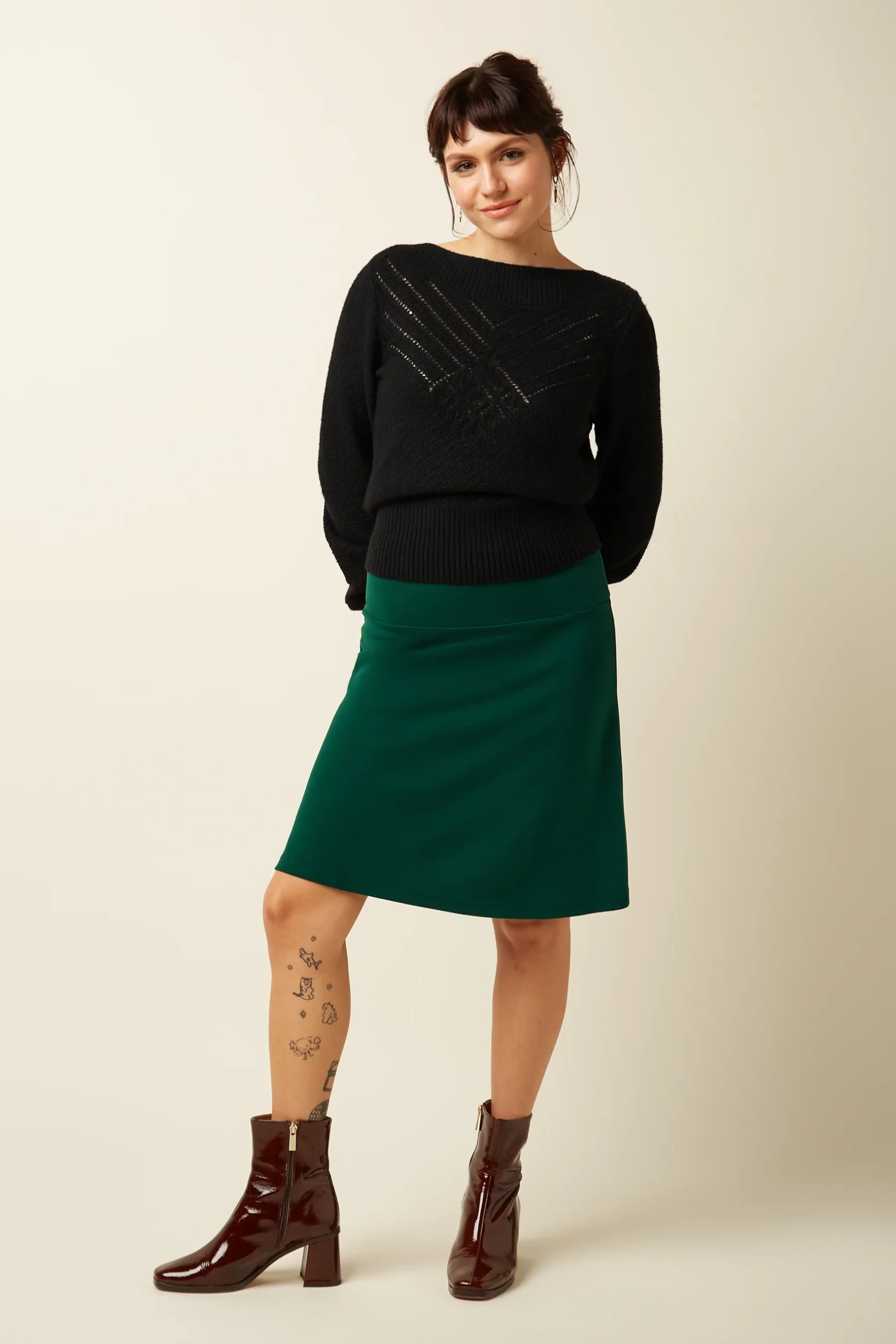 Kingloui Border Skirt Milano Uni Der Border Rock Milano Uni bietet eine elegante Silhouette mit A-Linien-Form und mittlerer Taille. Aus elastischem Viskosejersey gefertigt, mit breitem Bund für Komfort und eine schmeichelnde Passform. Knielang und stilvoll – perfekt für deinen Alltag. A-Linie Normale Bundhöhe Weit Elastischer Bund Knie Länge Viskose Jersey Stretch