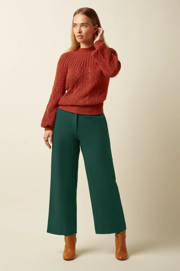 Kinglouie-Federica Pants Marple Farbe Pine Green - Marple Die Federica Pants Marple sind aus gewebtem Stoff gefertigt und haben eine mittlere Taille. Mit Bund samt Gürtelschlaufen, figurbetontem, verkürztem geradem Schnitt und sicherem Haken- sowie Reißverschluss – für einfaches Tragen. Normale Bundhöhe Bund mit Gürtelschlaufen Tailliert Passform Cropped lenght Gerade legs Schließt mit Reißverschluss und Haken Polyester Webstoff Stretchkomfort Material: 76% polyester, 20% rayon, 4% el/ea