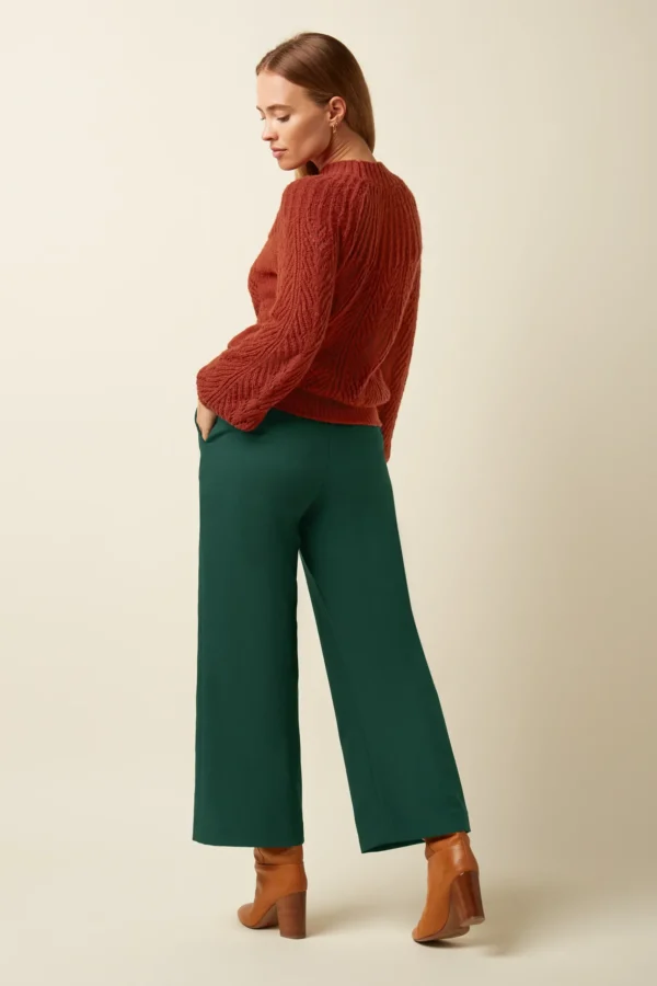 Kinglouie-Federica Pants Marple Farbe Pine Green - Marple Die Federica Pants Marple sind aus gewebtem Stoff gefertigt und haben eine mittlere Taille. Mit Bund samt Gürtelschlaufen, figurbetontem, verkürztem geradem Schnitt und sicherem Haken- sowie Reißverschluss – für einfaches Tragen. Normale Bundhöhe Bund mit Gürtelschlaufen Tailliert Passform Cropped lenght Gerade legs Schließt mit Reißverschluss und Haken Polyester Webstoff Stretchkomfort Material: 76% polyester, 20% rayon, 4% el/ea
