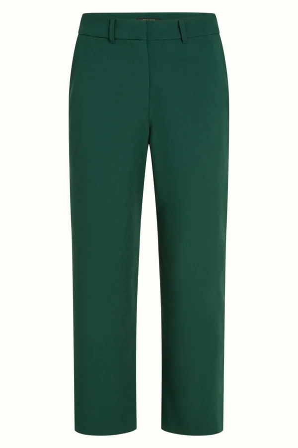 Kinglouie-Federica Pants Marple Farbe Pine Green - Marple Die Federica Pants Marple sind aus gewebtem Stoff gefertigt und haben eine mittlere Taille. Mit Bund samt Gürtelschlaufen, figurbetontem, verkürztem geradem Schnitt und sicherem Haken- sowie Reißverschluss – für einfaches Tragen. Normale Bundhöhe Bund mit Gürtelschlaufen Tailliert Passform Cropped lenght Gerade legs Schließt mit Reißverschluss und Haken Polyester Webstoff Stretchkomfort Material: 76% polyester, 20% rayon, 4% el/ea
