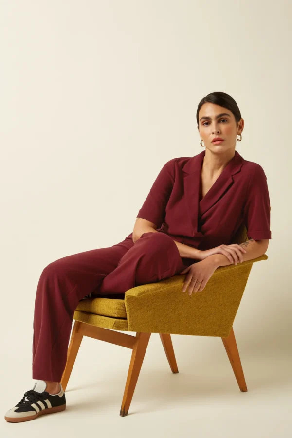 Kinglouie-Doris Jumpsuit Woven Crepe Farbe Cabernet Red - Woven Crepe Der Jumpsuit hat ein Wickeldesign mit praktischen Seitentaschen. Aus gewebtem Krepp mit Stretch gefertigt – für Bewegungsfreiheit. Mit kurzen Ärmeln, Reverskragen und Bindegürtel, gerade geschnitten und mit Knopf- und Reißverschluss – bequem und stilvoll zugleich. Jumpsuit mit wrap-over design Seitentaschen Polyester Webstoff crepe Stretchkomfort Bindegürtel Kurze Ärmel Lapel Kragen Gerade Button & Reißverschluss Material: 63% polyester, 33% rayon, 4% el/ea
