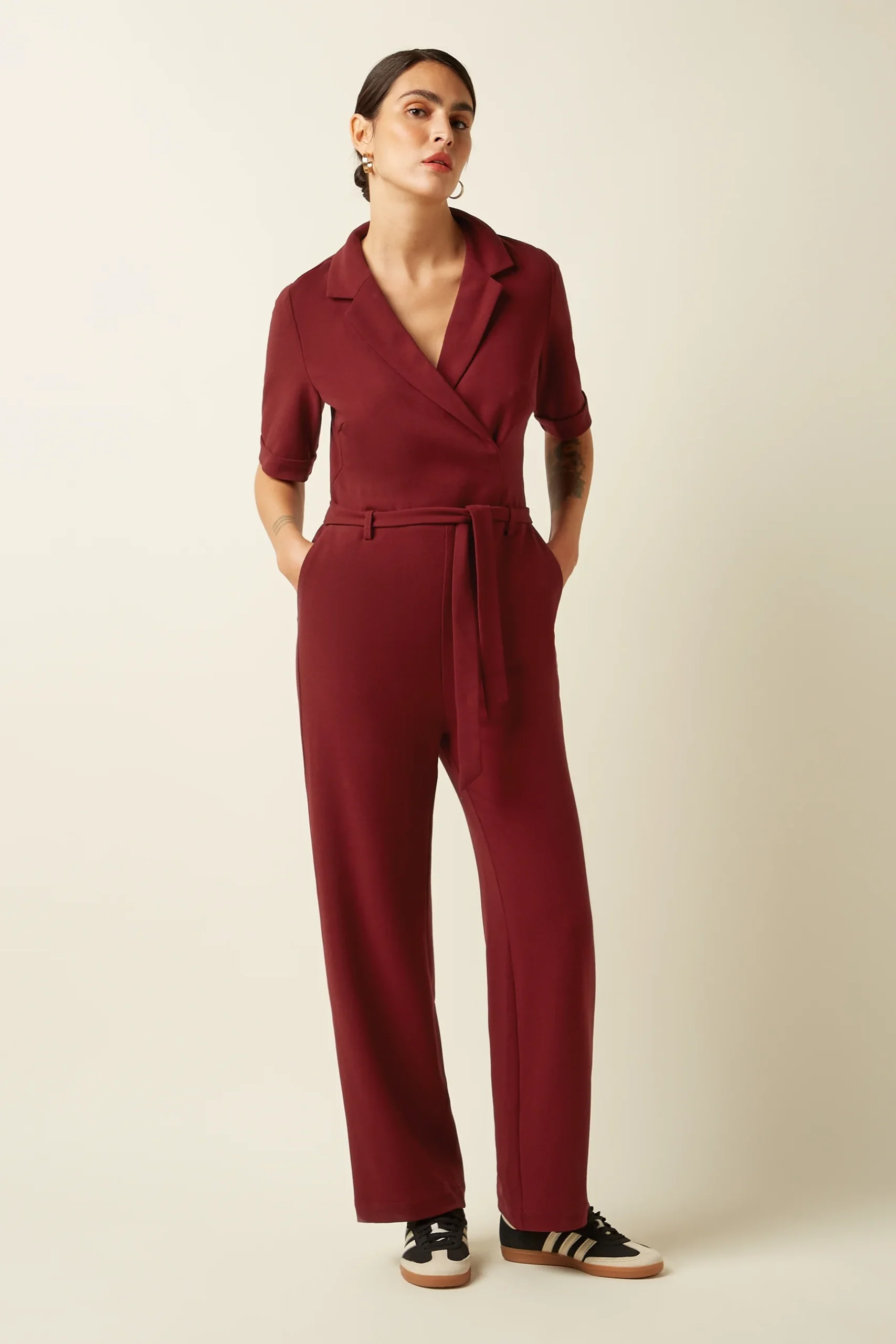 Kinglouie-Doris Jumpsuit Woven Crepe Farbe Cabernet Red - Woven Crepe Der Jumpsuit hat ein Wickeldesign mit praktischen Seitentaschen. Aus gewebtem Krepp mit Stretch gefertigt – für Bewegungsfreiheit. Mit kurzen Ärmeln, Reverskragen und Bindegürtel, gerade geschnitten und mit Knopf- und Reißverschluss – bequem und stilvoll zugleich. Jumpsuit mit wrap-over design Seitentaschen Polyester Webstoff crepe Stretchkomfort Bindegürtel Kurze Ärmel Lapel Kragen Gerade Button & Reißverschluss Material: 63% polyester, 33% rayon, 4% el/ea