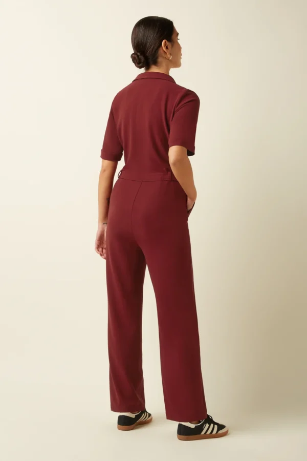 Kinglouie-Doris Jumpsuit Woven Crepe Farbe Cabernet Red - Woven Crepe Der Jumpsuit hat ein Wickeldesign mit praktischen Seitentaschen. Aus gewebtem Krepp mit Stretch gefertigt – für Bewegungsfreiheit. Mit kurzen Ärmeln, Reverskragen und Bindegürtel, gerade geschnitten und mit Knopf- und Reißverschluss – bequem und stilvoll zugleich. Jumpsuit mit wrap-over design Seitentaschen Polyester Webstoff crepe Stretchkomfort Bindegürtel Kurze Ärmel Lapel Kragen Gerade Button & Reißverschluss Material: 63% polyester, 33% rayon, 4% el/ea