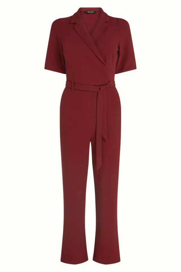 Kinglouie-Doris Jumpsuit Woven Crepe Farbe Cabernet Red - Woven Crepe Der Jumpsuit hat ein Wickeldesign mit praktischen Seitentaschen. Aus gewebtem Krepp mit Stretch gefertigt – für Bewegungsfreiheit. Mit kurzen Ärmeln, Reverskragen und Bindegürtel, gerade geschnitten und mit Knopf- und Reißverschluss – bequem und stilvoll zugleich. Jumpsuit mit wrap-over design Seitentaschen Polyester Webstoff crepe Stretchkomfort Bindegürtel Kurze Ärmel Lapel Kragen Gerade Button & Reißverschluss Material: 63% polyester, 33% rayon, 4% el/ea
