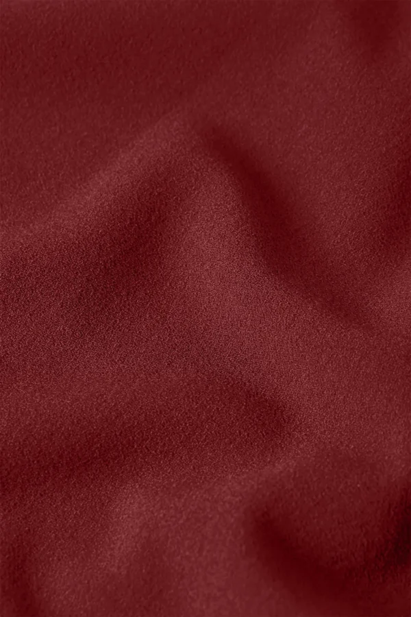 Kinglouie-Doris Jumpsuit Woven Crepe Farbe Cabernet Red - Woven Crepe Der Jumpsuit hat ein Wickeldesign mit praktischen Seitentaschen. Aus gewebtem Krepp mit Stretch gefertigt – für Bewegungsfreiheit. Mit kurzen Ärmeln, Reverskragen und Bindegürtel, gerade geschnitten und mit Knopf- und Reißverschluss – bequem und stilvoll zugleich. Jumpsuit mit wrap-over design Seitentaschen Polyester Webstoff crepe Stretchkomfort Bindegürtel Kurze Ärmel Lapel Kragen Gerade Button & Reißverschluss Material: 63% polyester, 33% rayon, 4% el/ea