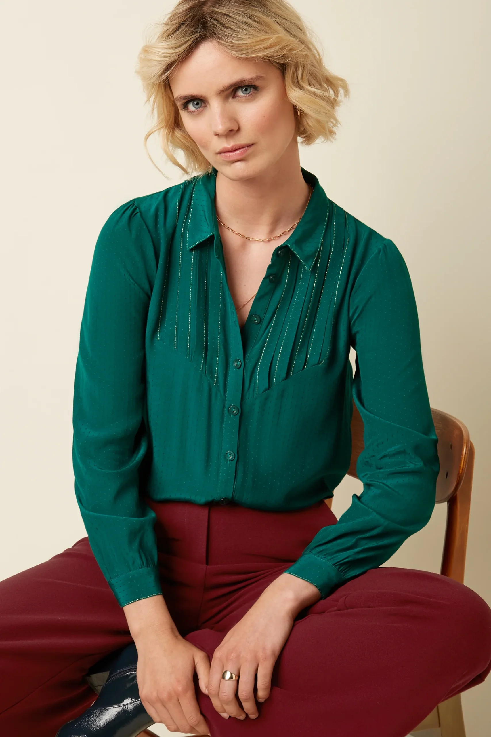 Kinglouie-Karen Blouse Sista Farbe:Coast Blue - Sista Romantischer Charme trifft auf mühelose Eleganz – unsere Karen Bluse mit goldfarben abgesteppten Falten vorne und Puffärmeln. Erhältlich in zwei Farbkombinationen bei Sista. Viskose Webstoff Ohne Stretch Lange Ärmel Klassischer Kragen Knopfverschluss