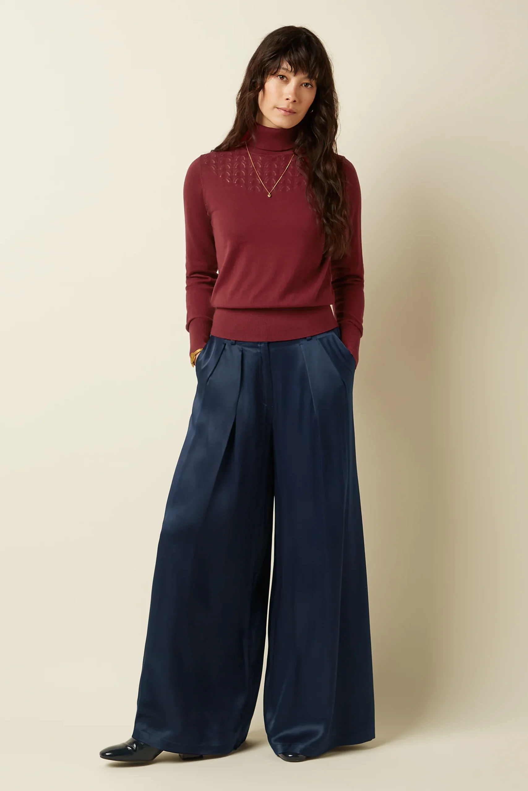 Kinglouie-Marnie Pants Star Satin Farbe Evening Blue - Star Satin Die Marnie Pants Star Satin haben hohe Taille mit Gürtelschlaufen, schräge Taschen und entspannte Passform. Aus gewebter Viskose gefertigt, mit weitem Bein und extralangem Schnitt. Mit Haken- und Reißverschluss – elegant und edel. Hoch geschnittene Taille Schräge Taschen Bund mit Gürtelschlaufen Relaxed Passform Weites Bein Extra Langes Bein Schließt mit Reißverschluss und Haken Viskose Webstoff