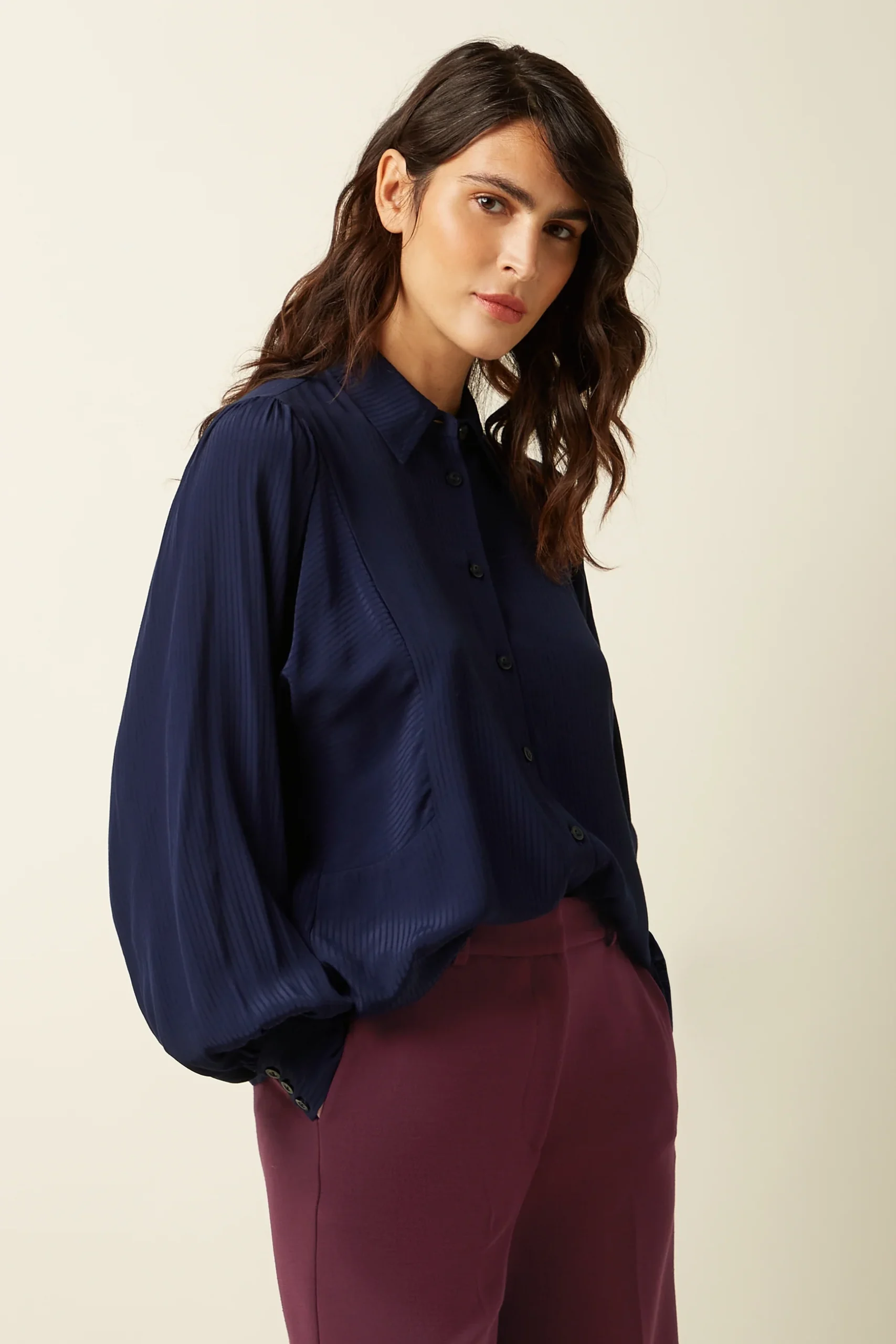 kinglouie-Marisa Blouse Allegra Farbe: Evening Blue - Allegra Die Marisa Bluse Allegra ist aus weicher gewebter Viskose gefertigt – für einen eleganten Fall. Mit langen Ärmeln, klassischem Kragen und Knopfverschluss – zeitlose Eleganz mit Komfort. Lange Ärmel Klassischer Kragen Knopfverschluss Viskose Webstoff Material: 55% viscose, 45% LENZING™ ECOVERO™ viscose