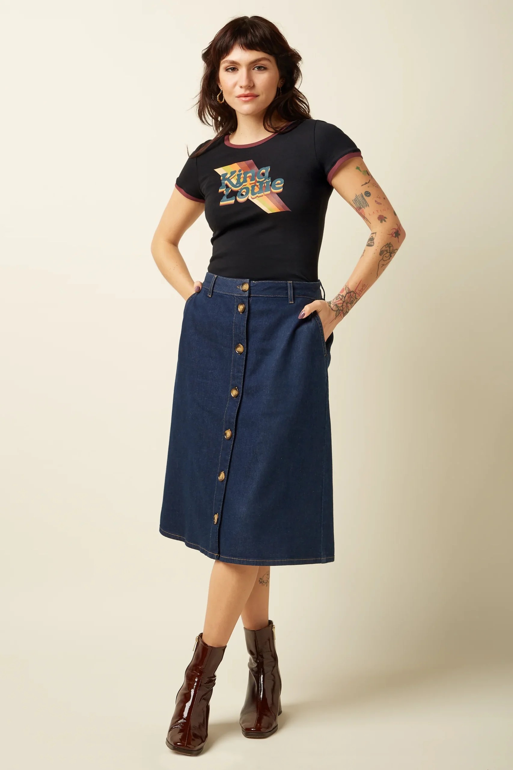 Kinglouie Marie Skirt Onyx Denim Farbe:Deep Blue - Onyx Denim Der Marie Rock Onyx Denim setzt ein Statement mit mittlerer Taille und leicht ausgestellter Midilänge. Aus gewebter Baumwolle mit Stretch gefertigt, reguläre Passform, schräge Taschen und Bund samt Gürtelschlaufen. Mit Knopfverschluss – bold und stylisch. Normale Bundhöhe Bund mit Gürtelschlaufen Schräge Taschen Normale Passform Midi Länge Leicht Ausgestellt Knopfverschluss Baumwolle Webstoff Stretchkomfort