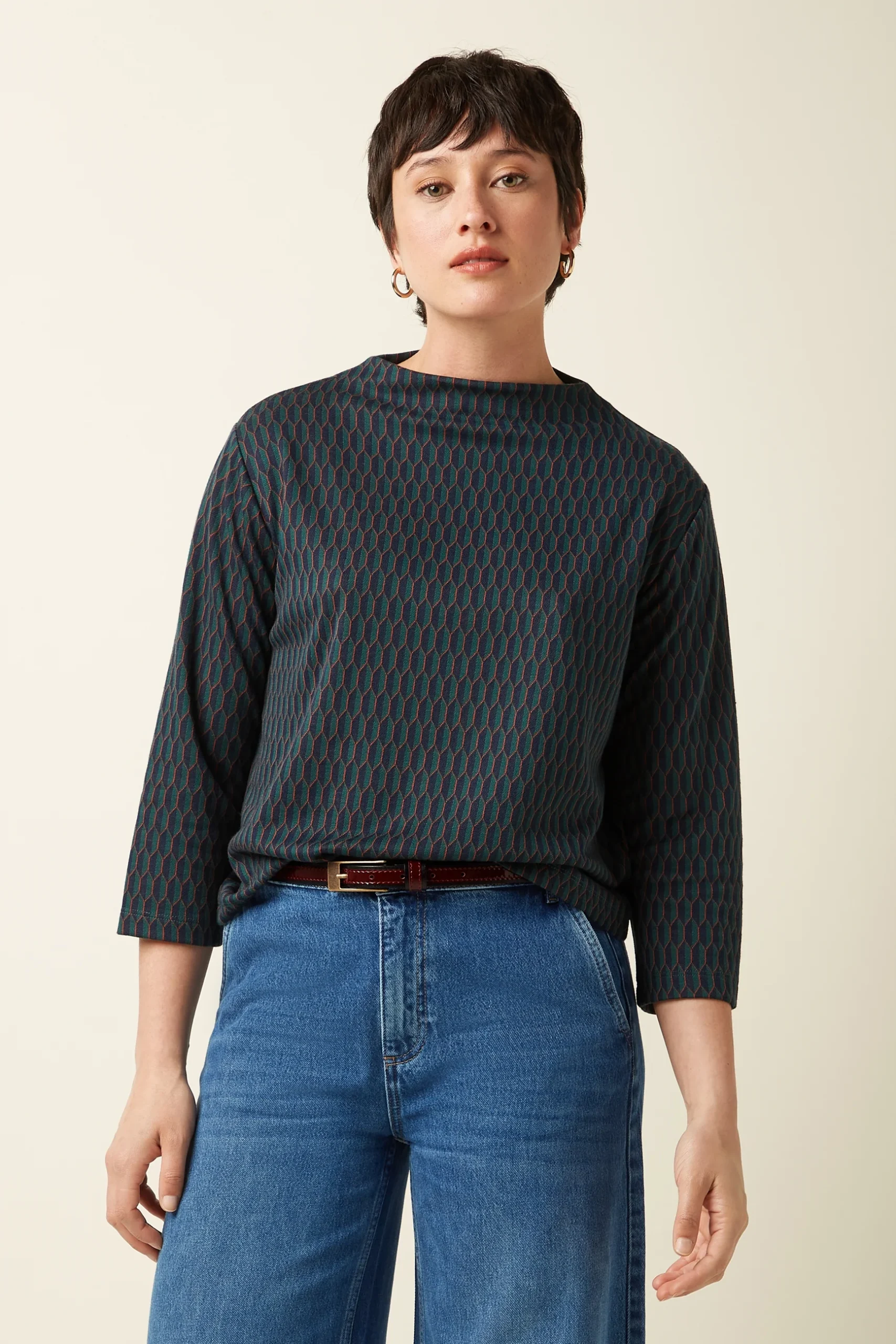 Kinglouie-Guenda Top Spring Farbe Evening Blue - Spring Dieses elegant designte Top hat eine leicht oversized Passform und ist aus luxuriösem Jacquardstoff gefertigt. Baumwolle Strick Stretchkomfort Graphic Druck 3/4 Ärmel Material: 61% cotton, 27% polyester, 9% viscose, 3% el/ea