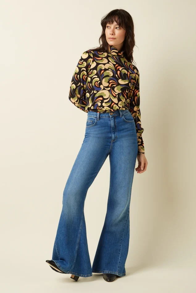 Kinglouie-Ricky Top Rumble Farbe Black - Rumble Setze ein Statement mit unserem Ricky Top – mit weiten Puffärmeln samt Manschetten, hohem Kragen und 70s-inspiriertem Muster. Rollkragen Lange Ärmel mit Bündchen Viskose Jersey Stretch Graphic Druck