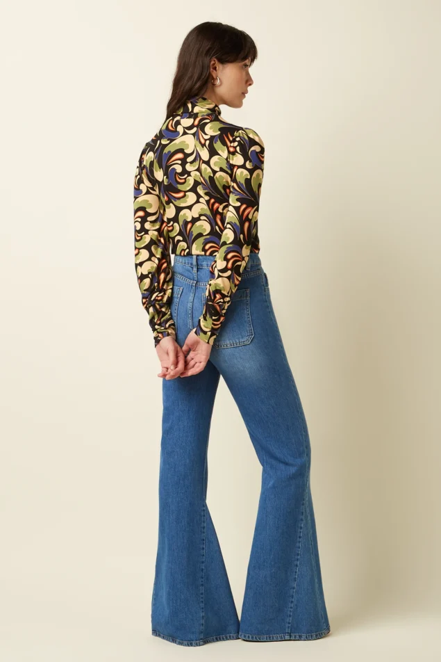 Kinglouie-Ricky Top Rumble Farbe Black - Rumble Setze ein Statement mit unserem Ricky Top – mit weiten Puffärmeln samt Manschetten, hohem Kragen und 70s-inspiriertem Muster. Rollkragen Lange Ärmel mit Bündchen Viskose Jersey Stretch Graphic Druck