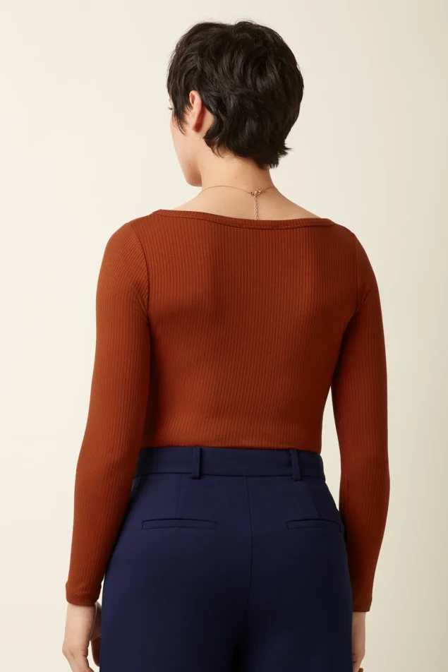 Kinglouie-Lili Tee Uni Rib Farbe Spicy Brown - Uni Rib Das Lili Tee Uni Rib hat einen klassischen Rundhalsausschnitt und lange Ärmel. Aus weichem Viskose-Rippjersey mit Stretch gefertigt – für eine bequeme, figurbetonte Passform, die den ganzen Tag mitmacht. Rundhalsausschnitt Lange Ärmel Viskose Rib-Jersey Stretch