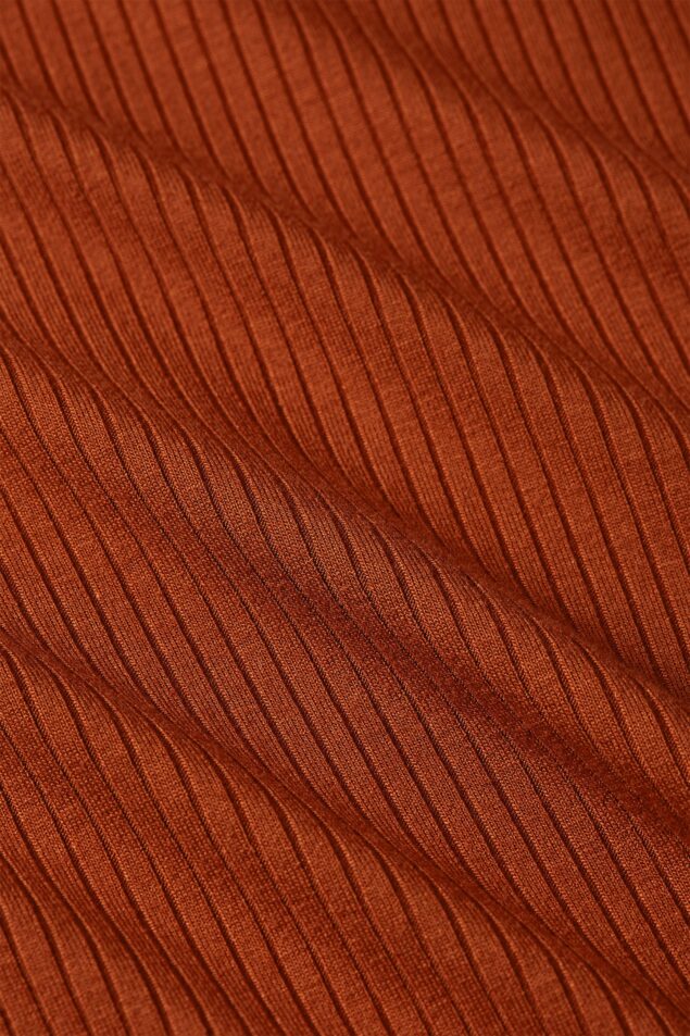 Kinglouie-Lili Tee Uni Rib Farbe Spicy Brown - Uni Rib Das Lili Tee Uni Rib hat einen klassischen Rundhalsausschnitt und lange Ärmel. Aus weichem Viskose-Rippjersey mit Stretch gefertigt – für eine bequeme, figurbetonte Passform, die den ganzen Tag mitmacht. Rundhalsausschnitt Lange Ärmel Viskose Rib-Jersey Stretch
