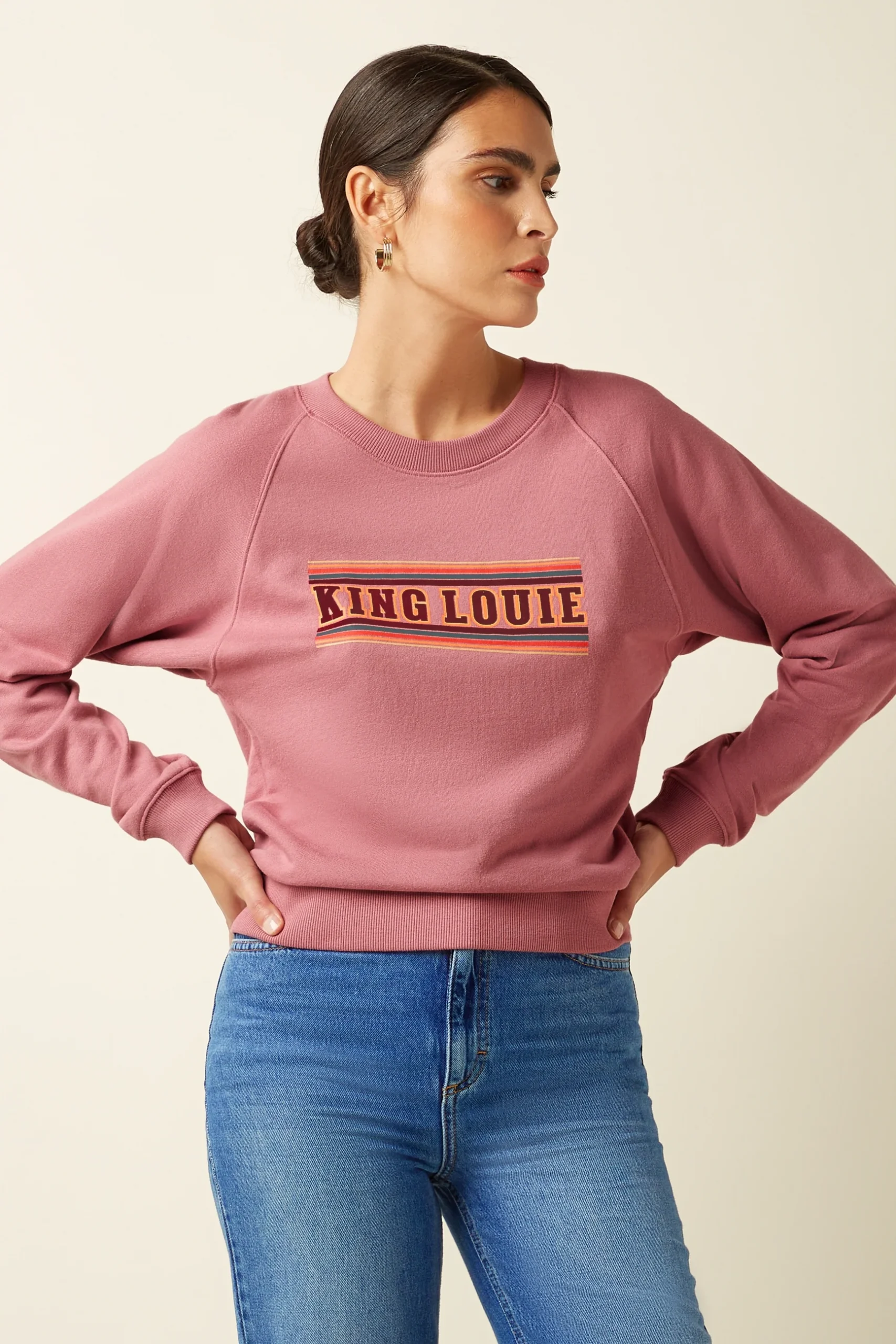 Kinglouie-Febe Sweater Peachy Farbe Mesa Pink - Peachy Der Febe Pullover Peachy ist aus weichem Baumwolljersey mit Stretch gefertigt – für Komfort. Mit Rundhalsausschnitt, Raglanärmeln und gerippten Abschlüssen für eine schmeichelnde Passform. Der King Louie Print setzt einen stylischen Akzent – perfekt für mühelosen Alltagslook. Sweater mit King Louie Druck Rundhalsausschnitt Raglan-Ärmel Ribbed edge finish Baumwolle Jersey Stretch Material: 50% organic cotton, 50% modal