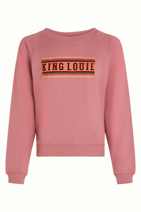 Kinglouie-Febe Sweater Peachy Farbe Mesa Pink - Peachy Der Febe Pullover Peachy ist aus weichem Baumwolljersey mit Stretch gefertigt – für Komfort. Mit Rundhalsausschnitt, Raglanärmeln und gerippten Abschlüssen für eine schmeichelnde Passform. Der King Louie Print setzt einen stylischen Akzent – perfekt für mühelosen Alltagslook. Sweater mit King Louie Druck Rundhalsausschnitt Raglan-Ärmel Ribbed edge finish Baumwolle Jersey Stretch Material: 50% organic cotton, 50% modal