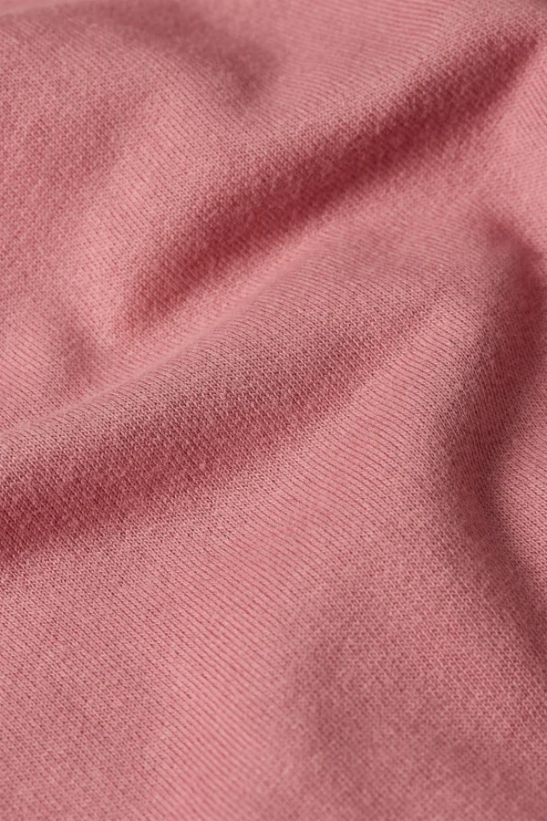 Kinglouie-Febe Sweater Peachy Farbe Mesa Pink - Peachy Der Febe Pullover Peachy ist aus weichem Baumwolljersey mit Stretch gefertigt – für Komfort. Mit Rundhalsausschnitt, Raglanärmeln und gerippten Abschlüssen für eine schmeichelnde Passform. Der King Louie Print setzt einen stylischen Akzent – perfekt für mühelosen Alltagslook. Sweater mit King Louie Druck Rundhalsausschnitt Raglan-Ärmel Ribbed edge finish Baumwolle Jersey Stretch Material: 50% organic cotton, 50% modal