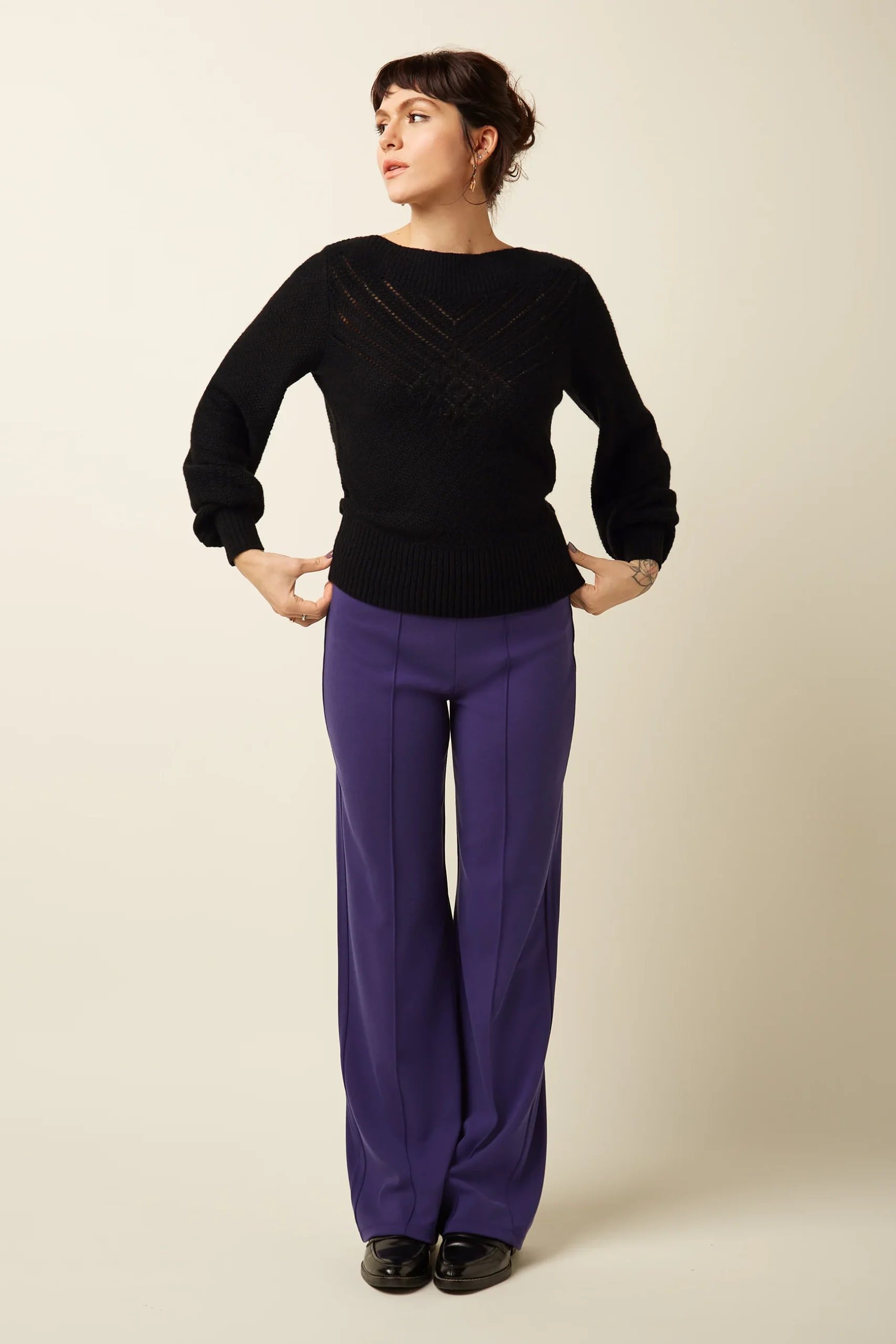 Kinglouie-Border Pintuck Pants Milano Uni Farbe Rhodonite Blue - Milano Uni Die Border Pintuck Pants kombinieren Stretch-Viskose, elastischen Bund und weite Beine mit eleganten Paspeln und schrägen Taschen – für Komfort und mühelosen Stil. Hoses mit sewn-on piping Schräge Taschen Normale Bundhöhe Elastischer Bund Normale Passform Long Viskose Interlock Stretch