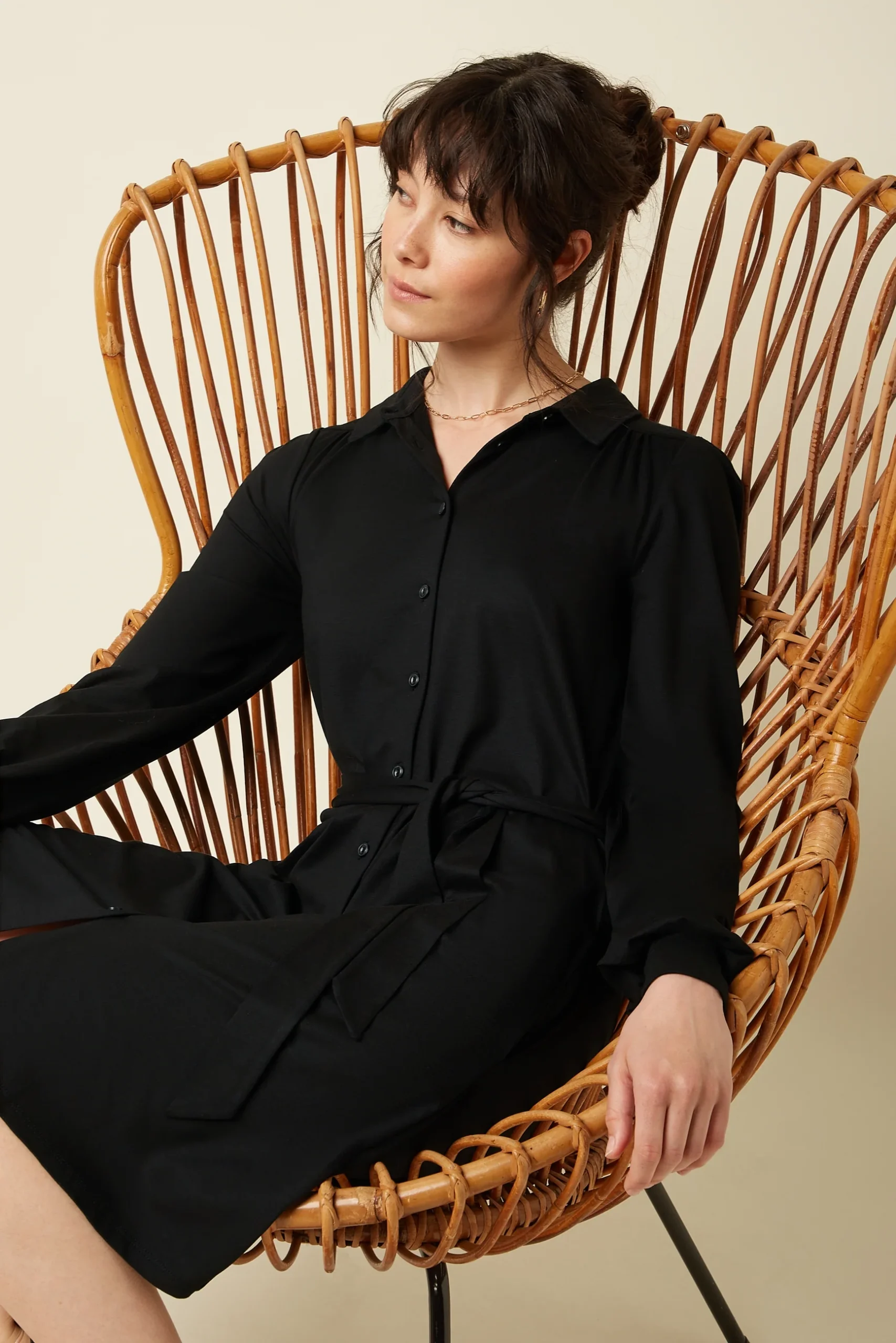 Kinglouie-Carina Tunic Dress Viscose Classic Farbe Black - Viscose Classic Das Carina Tunika Kleid hat plissierte Schultern und Ärmel, elastischen Viskosejersey, Bindegürtel, klassischen Kragen, lange Ärmel mit Manschetten, ausgestelltes knielanges Design und Knopfverschluss – für einen eleganten Look. Klassischer Kragen Schulterpasse mit Faltenwurf Lange Ärmel mit Bündchen Faltenwurf am Ärmel Bindegürtel Knie Länge Ausgestellt Knopfverschluss Viskose Jersey Stretch