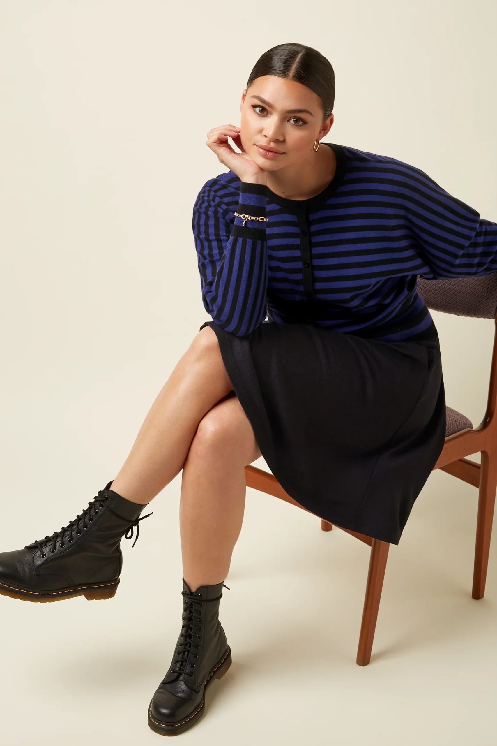 Kinglouie-Serena Skirt Milano Crepe Farbe:Black - Milano Crepe Dieser elegante Midirock hat mittlere Taille und elastischen Bund – für Komfort. Aus elastischer Viskose gefertigt – sanft ausgestellt und mit Seitentaschen – praktisch und edel zugleich. Normale Bundhöhe Elastischer Bund Seitentaschen Midi Länge Ausgestellt Viskose Interlock Stretch