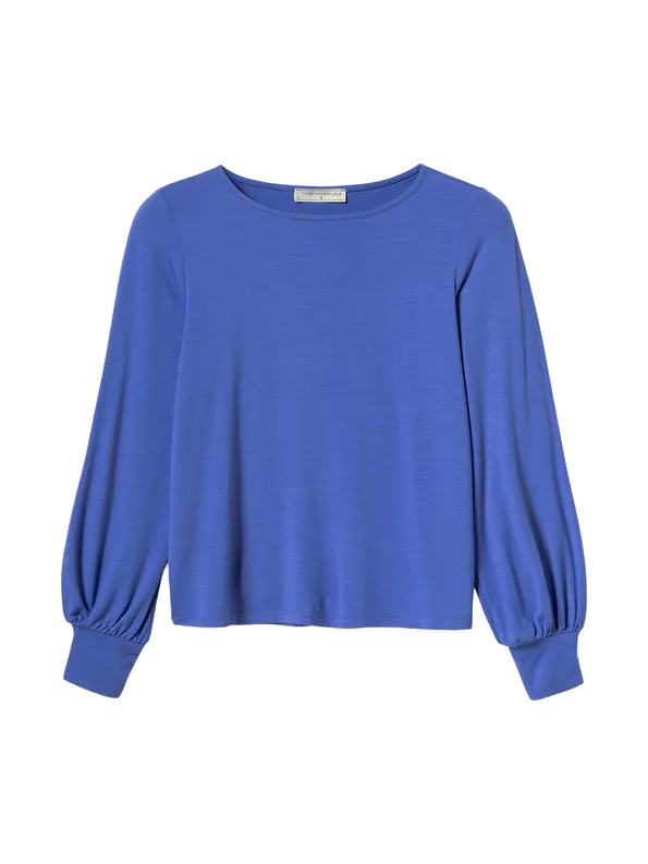 Mademoiselle YéYé Longsleeve mit femininen Ärmeln aus LENZING™ ECOVERO™ Perfect Raffine Top Farbe/Muster: Baja Blue Feminines und elegantes Langarmtop. Perfekter Ersatz für eine Bluse. Nachhaltig und zertifiziert Weiche Jersey-Qualität Gerade Passform Bootiger Ausschnitt Lange, dezente Ballonärmel 95% Viskose (LENZING™ ECOVERO™), 5% Elasthan Perfect Raffine Top