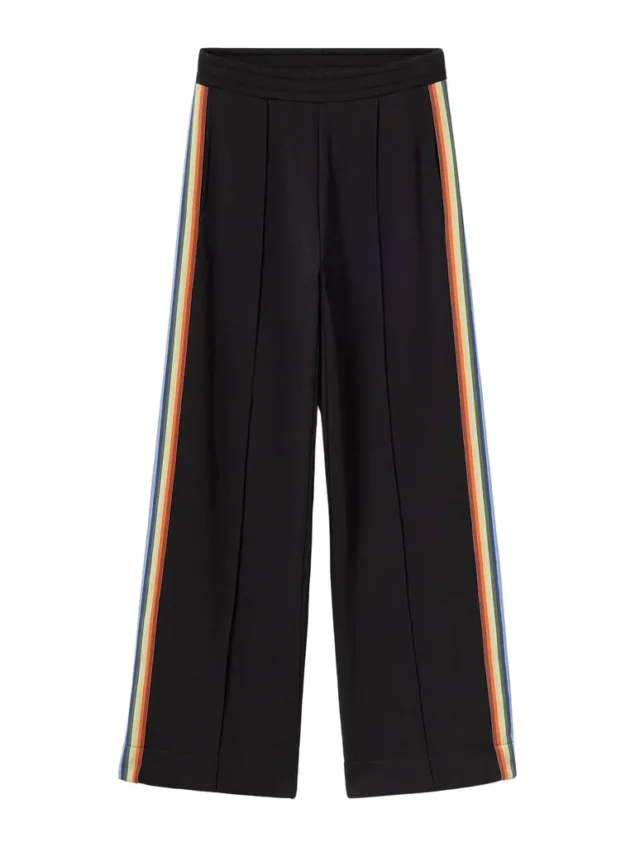 Mademoiselle YéYé Regenbogen Sweathose aus Bio-Baumwolle Rainbow Vibe Trousers Farbe/Muster: Black Entspannte Hose im Tracksuit Style. Mit der passenden Jacke = Grande Amore! Natürlich sind alle Farben im Regenbogen auch in der Kollektion zu finden. Also kombiniere die Hose mit unseren uni Tops und Shirts. Nachhaltig und zertifiziert Weiches Sweat-Material Langes, gerades Bein Abgesteppte Biese vorne Gummibund Seitliche Eingriffstaschen Leistentaschen hinten Regenbogenband auf den Seitennähten 100% Baumwolle (organic)