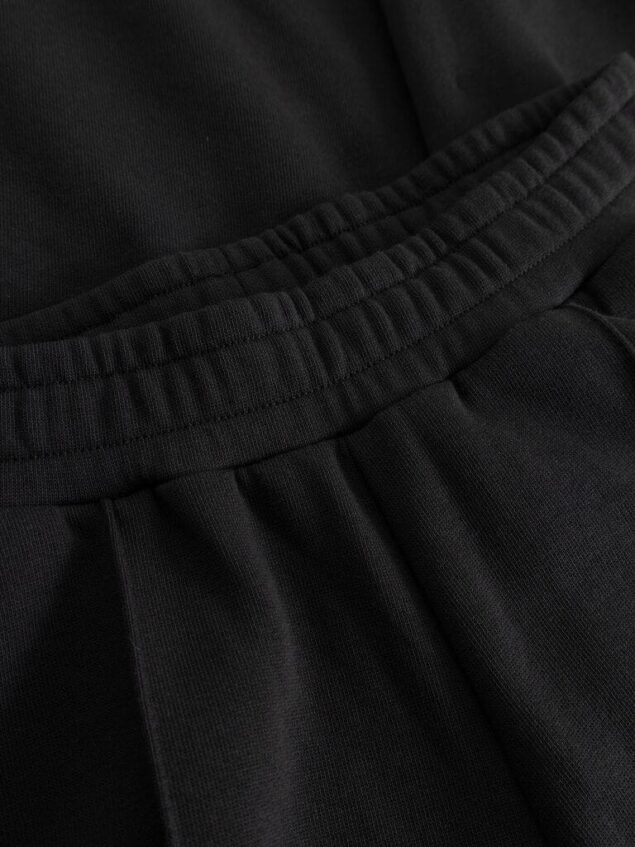 Mademoiselle YéYé Regenbogen Sweathose aus Bio-Baumwolle Rainbow Vibe Trousers Farbe/Muster: Black Entspannte Hose im Tracksuit Style. Mit der passenden Jacke = Grande Amore! Natürlich sind alle Farben im Regenbogen auch in der Kollektion zu finden. Also kombiniere die Hose mit unseren uni Tops und Shirts. Nachhaltig und zertifiziert Weiches Sweat-Material Langes, gerades Bein Abgesteppte Biese vorne Gummibund Seitliche Eingriffstaschen Leistentaschen hinten Regenbogenband auf den Seitennähten 100% Baumwolle (organic)