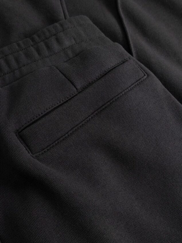 Mademoiselle YéYé Regenbogen Sweathose aus Bio-Baumwolle Rainbow Vibe Trousers Farbe/Muster: Black Entspannte Hose im Tracksuit Style. Mit der passenden Jacke = Grande Amore! Natürlich sind alle Farben im Regenbogen auch in der Kollektion zu finden. Also kombiniere die Hose mit unseren uni Tops und Shirts. Nachhaltig und zertifiziert Weiches Sweat-Material Langes, gerades Bein Abgesteppte Biese vorne Gummibund Seitliche Eingriffstaschen Leistentaschen hinten Regenbogenband auf den Seitennähten 100% Baumwolle (organic)