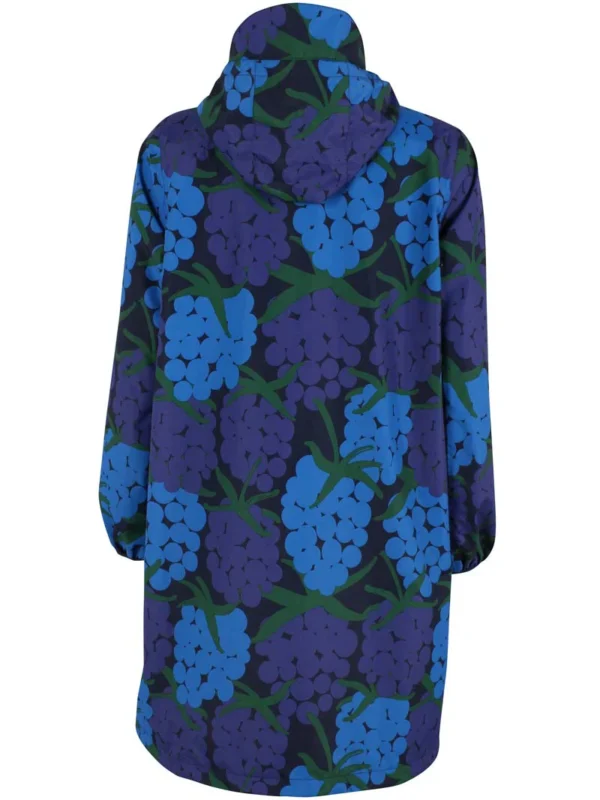 Danefae-Danedith Rain Coat Dk Navy MAXIBERRY Eleganter langer Regenmantel. Tolle Details und gute Passform. 8.000 mm wasserdicht, atmungsaktiv und alle Nähte sind verschweißt. Mehlfreie Beschichtung (Bionic Finish). Der Edith-Regenmantel ist einer der klassischen Regenmäntel von Danefæ. Der Edith-Regenmantel hat eine schlichte, lange und geräumige Passform und bietet viel Platz für Arbeitskleidung oder einen warmen Pullover darunter. Der Regenmantel hat eine Wassersäule von 8.000 mm und verschweißte Nähte (über 3.000 mm bedeutet wasserdicht, daher ist der Mantel sehr wasserdicht). Die Regenjacke ist atmungsaktiv und winddicht. Der doppelte Frontreißverschluss, der von unten nach oben geschlossen werden kann, macht die Jacke besonders fahrradfreundlich. Der Reißverschluss ist mit einer Abdeckblende mit Druckknöpfen versehen. Die gleiche Abdeckblende macht die Reißverschlusstaschen wasserdicht. Die Kapuze hat einen kleinen Rand und ist tief genug, sodass eine Mütze darunter Platz findet. Die Kapuze verfügt über einen elastischen Kordelzug und Stopper, sodass die Öffnung je nach Bedarf an Gesicht und Sicht angepasst werden kann. Die Regenjacke hat ein Netzfutter. Der Mantel verfügt unten über einen elastischen Kordelzug und Stopper, sodass er an den Beinen enger geschnürt werden kann, um eine schöne Form zu erhalten und Wind abzuhalten. Elastische Bündchen erleichtern das An- und Ausziehen und schützen beim Tragen vor Regen und Wind. Die Regenjacke ist mit einer fluorfreien Beschichtung (Bionic Finish) versehen. Die Regenjacke ist bei 30 Grad maschinenwaschbar. Generell wird empfohlen, Oberbekleidung so wenig wie möglich zu waschen. MANTELLÄNGE: Gemessen von der Schulter abwärts, Vorderseite des Mantels. XS 94 cm, S 97 cm, M 100 cm, L 104 cm, XL 108 cm, XXL 108 cm, XXXL 108 cm. 100% Polyester