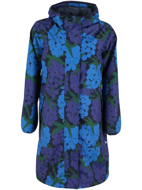 Danefae-Danedith Rain Coat Dk Navy MAXIBERRY Eleganter langer Regenmantel. Tolle Details und gute Passform. 8.000 mm wasserdicht, atmungsaktiv und alle Nähte sind verschweißt. Mehlfreie Beschichtung (Bionic Finish). Der Edith-Regenmantel ist einer der klassischen Regenmäntel von Danefæ. Der Edith-Regenmantel hat eine schlichte, lange und geräumige Passform und bietet viel Platz für Arbeitskleidung oder einen warmen Pullover darunter. Der Regenmantel hat eine Wassersäule von 8.000 mm und verschweißte Nähte (über 3.000 mm bedeutet wasserdicht, daher ist der Mantel sehr wasserdicht). Die Regenjacke ist atmungsaktiv und winddicht. Der doppelte Frontreißverschluss, der von unten nach oben geschlossen werden kann, macht die Jacke besonders fahrradfreundlich. Der Reißverschluss ist mit einer Abdeckblende mit Druckknöpfen versehen. Die gleiche Abdeckblende macht die Reißverschlusstaschen wasserdicht. Die Kapuze hat einen kleinen Rand und ist tief genug, sodass eine Mütze darunter Platz findet. Die Kapuze verfügt über einen elastischen Kordelzug und Stopper, sodass die Öffnung je nach Bedarf an Gesicht und Sicht angepasst werden kann. Die Regenjacke hat ein Netzfutter. Der Mantel verfügt unten über einen elastischen Kordelzug und Stopper, sodass er an den Beinen enger geschnürt werden kann, um eine schöne Form zu erhalten und Wind abzuhalten. Elastische Bündchen erleichtern das An- und Ausziehen und schützen beim Tragen vor Regen und Wind. Die Regenjacke ist mit einer fluorfreien Beschichtung (Bionic Finish) versehen. Die Regenjacke ist bei 30 Grad maschinenwaschbar. Generell wird empfohlen, Oberbekleidung so wenig wie möglich zu waschen. MANTELLÄNGE: Gemessen von der Schulter abwärts, Vorderseite des Mantels. XS 94 cm, S 97 cm, M 100 cm, L 104 cm, XL 108 cm, XXL 108 cm, XXXL 108 cm. 100% Polyester
