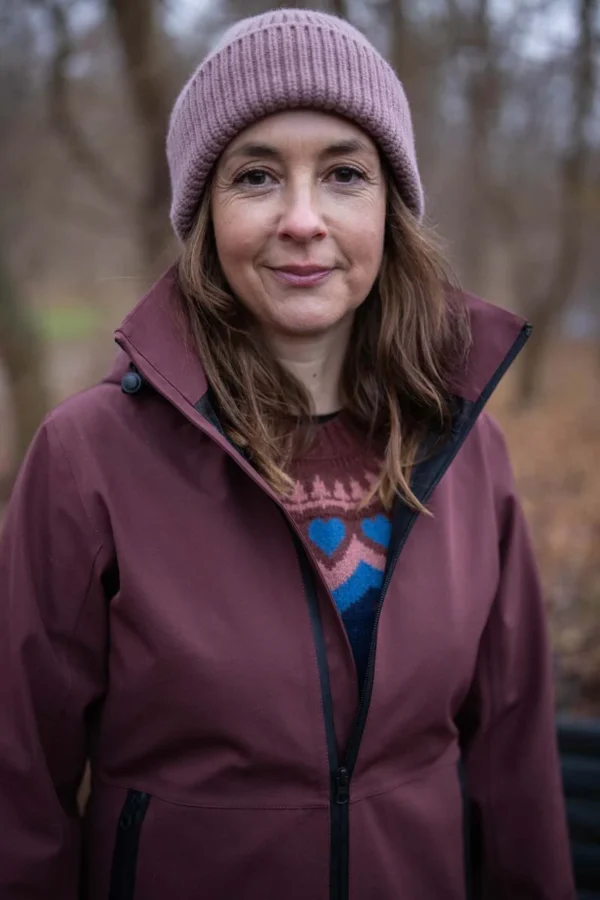 Danefae-Regenjacke Danedogwalker Merlot 15.000 mm wasserdichtes und atmungsaktives Material. Versiegelte Nähte für 100 % Wasserdichtigkeit. Fluorfreie Beschichtung. Dies ist der ultimative Regenmantel für den Hundehalter, die Fußballmama, die im strömenden Regen auf dem Dachsparren steht, und alle anderen, die etwas Außergewöhnliches brauchen! Mit einer Wassersäule von 15.000 mm hält der Mantel einem hohen Wassersäulendruck stand. Materialien und Details sind von der Atlantiküberquerung im Segelsport inspiriert und gehören somit zur Premiumkategorie der Regenbekleidung. Gleichzeitig ist es unser längstes Modell. Wenn Sie es also mit einem Paar unserer vielen Gummistiefel kombinieren, sind Sie für das launische dänische Wetter wirklich gut gerüstet! Danedogwalker besteht aus einem Material mit 3-Lagen-Aufbau, das dafür sorgt, dass die Jacke absolut wasserdicht und atmungsaktiv ist und eine hervorragende Passform bietet. 1: Außen: ein dicht gewebtes Material mit leichter Dehnung und sehr guter Abriebfestigkeit. Die Oberfläche ist mit einem fluorfreien, wasserabweisenden Bionic-Finish behandelt. 2: Die nächste Schicht ist das Herzstück der Funktion der Jacke: die Membran. Diese zwischen Außen- und Innenmaterial laminierte Membran macht die Jacke wasserdicht und atmungsaktiv. 3: Im Inneren ist ein Netzmaterial auf die Membran laminiert. Dieses Material schützt die wasserdichte Membran vor Kratzern und Abnutzung und macht die Innenseite der Jacke gleichzeitig glatt und somit leicht an- und auszuziehen. Der Regenmantel hat verschweißte Nähte und ist winddicht, wasserdicht und atmungsaktiv. Dieser Mantel hat eine dünne, elastische und weiche Lycra-Rippung am Handgelenk, um den Wind abzuhalten. Er verfügt über einen innenliegenden Kordelzug in der Taille, der hinten verstellt werden kann, sodass Sie die Größe des Mantels nach Bedarf anpassen können. Der Mantel ist tailliert geschnitten. Der Regenmantel ist mit Bionic Finish beschichtet und somit frei von schädlichen Fluorcarbonen. Danefæ steht für hochwertige Regenbekleidung, die dem launischen dänischen Wetter standhält. Der Regenmantel kann bei 30 Grad in der Maschine gewaschen werden. Generell wird jedoch empfohlen, Oberbekleidung so wenig wie möglich zu waschen. Lüften Sie ihn daher aus oder wischen Sie ihn mit einem feuchten Tuch ab. Material: 100% Polyester