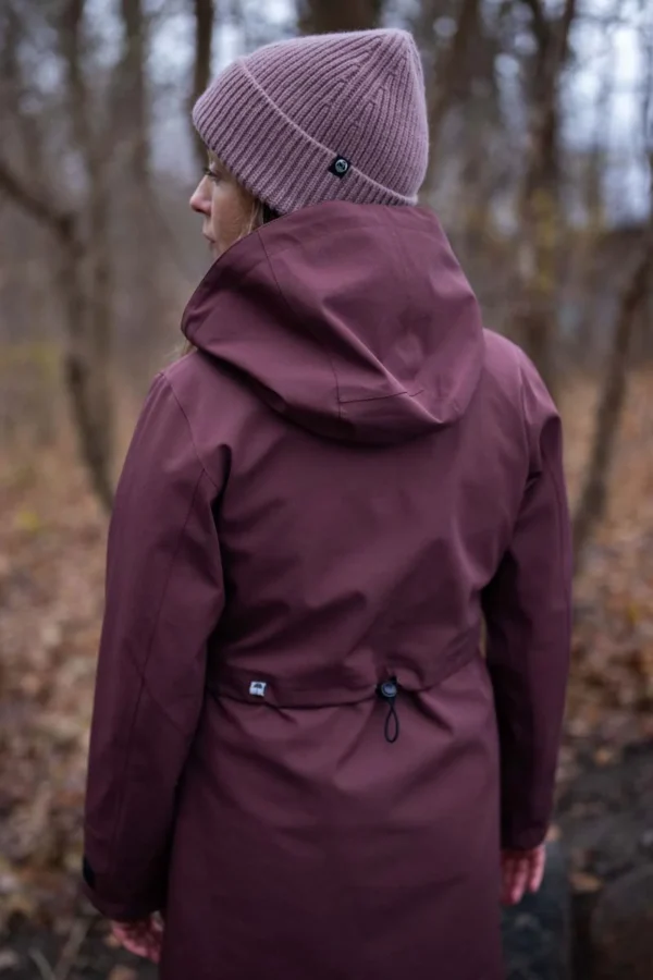 Danefae-Regenjacke Danedogwalker Merlot 15.000 mm wasserdichtes und atmungsaktives Material. Versiegelte Nähte für 100 % Wasserdichtigkeit. Fluorfreie Beschichtung. Dies ist der ultimative Regenmantel für den Hundehalter, die Fußballmama, die im strömenden Regen auf dem Dachsparren steht, und alle anderen, die etwas Außergewöhnliches brauchen! Mit einer Wassersäule von 15.000 mm hält der Mantel einem hohen Wassersäulendruck stand. Materialien und Details sind von der Atlantiküberquerung im Segelsport inspiriert und gehören somit zur Premiumkategorie der Regenbekleidung. Gleichzeitig ist es unser längstes Modell. Wenn Sie es also mit einem Paar unserer vielen Gummistiefel kombinieren, sind Sie für das launische dänische Wetter wirklich gut gerüstet! Danedogwalker besteht aus einem Material mit 3-Lagen-Aufbau, das dafür sorgt, dass die Jacke absolut wasserdicht und atmungsaktiv ist und eine hervorragende Passform bietet. 1: Außen: ein dicht gewebtes Material mit leichter Dehnung und sehr guter Abriebfestigkeit. Die Oberfläche ist mit einem fluorfreien, wasserabweisenden Bionic-Finish behandelt. 2: Die nächste Schicht ist das Herzstück der Funktion der Jacke: die Membran. Diese zwischen Außen- und Innenmaterial laminierte Membran macht die Jacke wasserdicht und atmungsaktiv. 3: Im Inneren ist ein Netzmaterial auf die Membran laminiert. Dieses Material schützt die wasserdichte Membran vor Kratzern und Abnutzung und macht die Innenseite der Jacke gleichzeitig glatt und somit leicht an- und auszuziehen. Der Regenmantel hat verschweißte Nähte und ist winddicht, wasserdicht und atmungsaktiv. Dieser Mantel hat eine dünne, elastische und weiche Lycra-Rippung am Handgelenk, um den Wind abzuhalten. Er verfügt über einen innenliegenden Kordelzug in der Taille, der hinten verstellt werden kann, sodass Sie die Größe des Mantels nach Bedarf anpassen können. Der Mantel ist tailliert geschnitten. Der Regenmantel ist mit Bionic Finish beschichtet und somit frei von schädlichen Fluorcarbonen. Danefæ steht für hochwertige Regenbekleidung, die dem launischen dänischen Wetter standhält. Der Regenmantel kann bei 30 Grad in der Maschine gewaschen werden. Generell wird jedoch empfohlen, Oberbekleidung so wenig wie möglich zu waschen. Lüften Sie ihn daher aus oder wischen Sie ihn mit einem feuchten Tuch ab. Material: 100% Polyester
