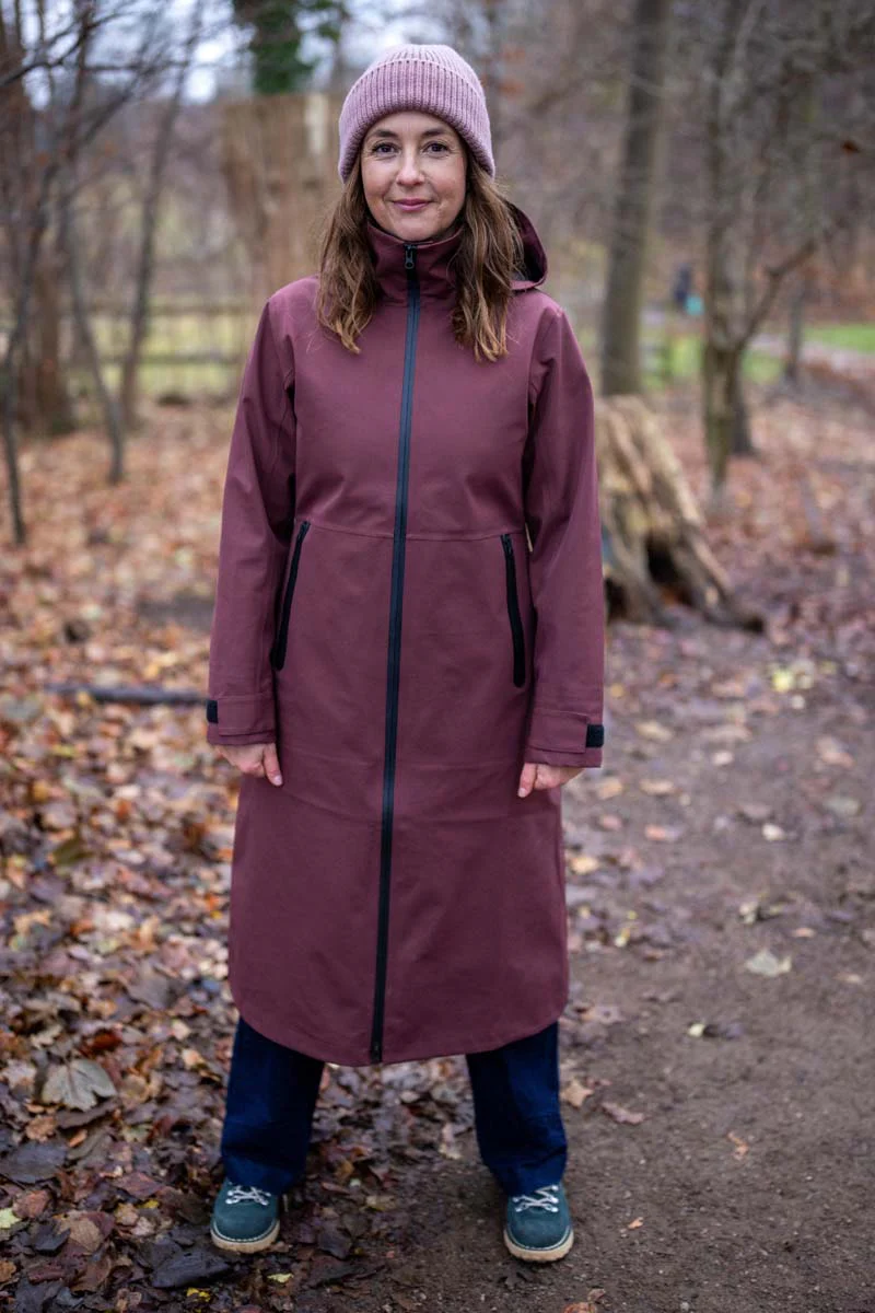 Danefae-Regenjacke Danedogwalker Merlot 15.000 mm wasserdichtes und atmungsaktives Material. Versiegelte Nähte für 100 % Wasserdichtigkeit. Fluorfreie Beschichtung. Dies ist der ultimative Regenmantel für den Hundehalter, die Fußballmama, die im strömenden Regen auf dem Dachsparren steht, und alle anderen, die etwas Außergewöhnliches brauchen! Mit einer Wassersäule von 15.000 mm hält der Mantel einem hohen Wassersäulendruck stand. Materialien und Details sind von der Atlantiküberquerung im Segelsport inspiriert und gehören somit zur Premiumkategorie der Regenbekleidung. Gleichzeitig ist es unser längstes Modell. Wenn Sie es also mit einem Paar unserer vielen Gummistiefel kombinieren, sind Sie für das launische dänische Wetter wirklich gut gerüstet! Danedogwalker besteht aus einem Material mit 3-Lagen-Aufbau, das dafür sorgt, dass die Jacke absolut wasserdicht und atmungsaktiv ist und eine hervorragende Passform bietet. 1: Außen: ein dicht gewebtes Material mit leichter Dehnung und sehr guter Abriebfestigkeit. Die Oberfläche ist mit einem fluorfreien, wasserabweisenden Bionic-Finish behandelt. 2: Die nächste Schicht ist das Herzstück der Funktion der Jacke: die Membran. Diese zwischen Außen- und Innenmaterial laminierte Membran macht die Jacke wasserdicht und atmungsaktiv. 3: Im Inneren ist ein Netzmaterial auf die Membran laminiert. Dieses Material schützt die wasserdichte Membran vor Kratzern und Abnutzung und macht die Innenseite der Jacke gleichzeitig glatt und somit leicht an- und auszuziehen. Der Regenmantel hat verschweißte Nähte und ist winddicht, wasserdicht und atmungsaktiv. Dieser Mantel hat eine dünne, elastische und weiche Lycra-Rippung am Handgelenk, um den Wind abzuhalten. Er verfügt über einen innenliegenden Kordelzug in der Taille, der hinten verstellt werden kann, sodass Sie die Größe des Mantels nach Bedarf anpassen können. Der Mantel ist tailliert geschnitten. Der Regenmantel ist mit Bionic Finish beschichtet und somit frei von schädlichen Fluorcarbonen. Danefæ steht für hochwertige Regenbekleidung, die dem launischen dänischen Wetter standhält. Der Regenmantel kann bei 30 Grad in der Maschine gewaschen werden. Generell wird jedoch empfohlen, Oberbekleidung so wenig wie möglich zu waschen. Lüften Sie ihn daher aus oder wischen Sie ihn mit einem feuchten Tuch ab. Material: 100% Polyester
