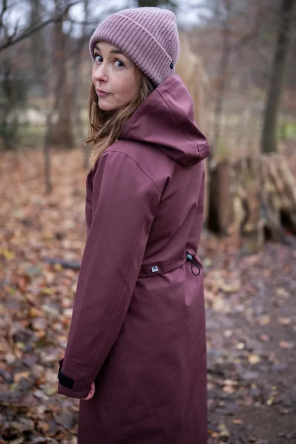 Danefae-Regenjacke Danedogwalker Merlot 15.000 mm wasserdichtes und atmungsaktives Material. Versiegelte Nähte für 100 % Wasserdichtigkeit. Fluorfreie Beschichtung. Dies ist der ultimative Regenmantel für den Hundehalter, die Fußballmama, die im strömenden Regen auf dem Dachsparren steht, und alle anderen, die etwas Außergewöhnliches brauchen! Mit einer Wassersäule von 15.000 mm hält der Mantel einem hohen Wassersäulendruck stand. Materialien und Details sind von der Atlantiküberquerung im Segelsport inspiriert und gehören somit zur Premiumkategorie der Regenbekleidung. Gleichzeitig ist es unser längstes Modell. Wenn Sie es also mit einem Paar unserer vielen Gummistiefel kombinieren, sind Sie für das launische dänische Wetter wirklich gut gerüstet! Danedogwalker besteht aus einem Material mit 3-Lagen-Aufbau, das dafür sorgt, dass die Jacke absolut wasserdicht und atmungsaktiv ist und eine hervorragende Passform bietet. 1: Außen: ein dicht gewebtes Material mit leichter Dehnung und sehr guter Abriebfestigkeit. Die Oberfläche ist mit einem fluorfreien, wasserabweisenden Bionic-Finish behandelt. 2: Die nächste Schicht ist das Herzstück der Funktion der Jacke: die Membran. Diese zwischen Außen- und Innenmaterial laminierte Membran macht die Jacke wasserdicht und atmungsaktiv. 3: Im Inneren ist ein Netzmaterial auf die Membran laminiert. Dieses Material schützt die wasserdichte Membran vor Kratzern und Abnutzung und macht die Innenseite der Jacke gleichzeitig glatt und somit leicht an- und auszuziehen. Der Regenmantel hat verschweißte Nähte und ist winddicht, wasserdicht und atmungsaktiv. Dieser Mantel hat eine dünne, elastische und weiche Lycra-Rippung am Handgelenk, um den Wind abzuhalten. Er verfügt über einen innenliegenden Kordelzug in der Taille, der hinten verstellt werden kann, sodass Sie die Größe des Mantels nach Bedarf anpassen können. Der Mantel ist tailliert geschnitten. Der Regenmantel ist mit Bionic Finish beschichtet und somit frei von schädlichen Fluorcarbonen. Danefæ steht für hochwertige Regenbekleidung, die dem launischen dänischen Wetter standhält. Der Regenmantel kann bei 30 Grad in der Maschine gewaschen werden. Generell wird jedoch empfohlen, Oberbekleidung so wenig wie möglich zu waschen. Lüften Sie ihn daher aus oder wischen Sie ihn mit einem feuchten Tuch ab. Material: 100% Polyester