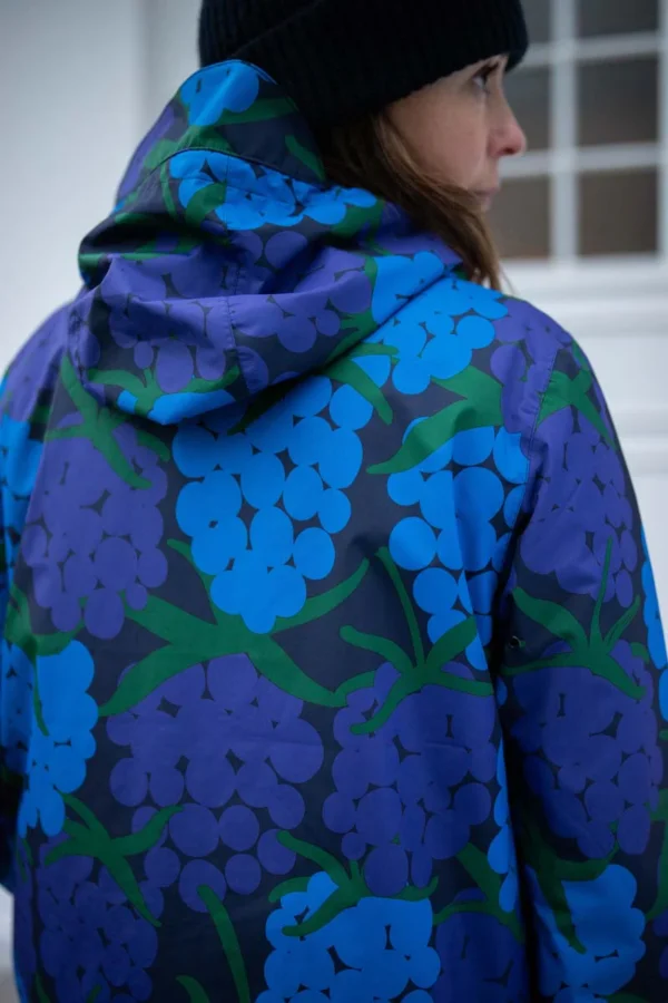 Danefae-Danedith Rain Coat Dk Navy MAXIBERRY Eleganter langer Regenmantel. Tolle Details und gute Passform. 8.000 mm wasserdicht, atmungsaktiv und alle Nähte sind verschweißt. Mehlfreie Beschichtung (Bionic Finish). Der Edith-Regenmantel ist einer der klassischen Regenmäntel von Danefæ. Der Edith-Regenmantel hat eine schlichte, lange und geräumige Passform und bietet viel Platz für Arbeitskleidung oder einen warmen Pullover darunter. Der Regenmantel hat eine Wassersäule von 8.000 mm und verschweißte Nähte (über 3.000 mm bedeutet wasserdicht, daher ist der Mantel sehr wasserdicht). Die Regenjacke ist atmungsaktiv und winddicht. Der doppelte Frontreißverschluss, der von unten nach oben geschlossen werden kann, macht die Jacke besonders fahrradfreundlich. Der Reißverschluss ist mit einer Abdeckblende mit Druckknöpfen versehen. Die gleiche Abdeckblende macht die Reißverschlusstaschen wasserdicht. Die Kapuze hat einen kleinen Rand und ist tief genug, sodass eine Mütze darunter Platz findet. Die Kapuze verfügt über einen elastischen Kordelzug und Stopper, sodass die Öffnung je nach Bedarf an Gesicht und Sicht angepasst werden kann. Die Regenjacke hat ein Netzfutter. Der Mantel verfügt unten über einen elastischen Kordelzug und Stopper, sodass er an den Beinen enger geschnürt werden kann, um eine schöne Form zu erhalten und Wind abzuhalten. Elastische Bündchen erleichtern das An- und Ausziehen und schützen beim Tragen vor Regen und Wind. Die Regenjacke ist mit einer fluorfreien Beschichtung (Bionic Finish) versehen. Die Regenjacke ist bei 30 Grad maschinenwaschbar. Generell wird empfohlen, Oberbekleidung so wenig wie möglich zu waschen. MANTELLÄNGE: Gemessen von der Schulter abwärts, Vorderseite des Mantels. XS 94 cm, S 97 cm, M 100 cm, L 104 cm, XL 108 cm, XXL 108 cm, XXXL 108 cm. 100% Polyester