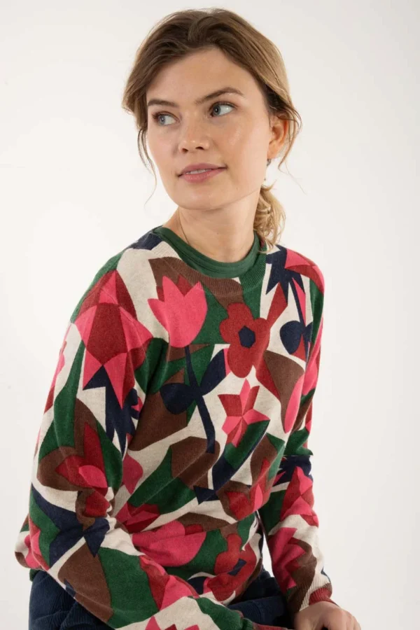 Danefae-Danevibe Merino Wool AOP Sweater Lt Beige GEOFLEUR Luxuriöser Pullover aus 100 % Merinowolle. Ein schönes schlichtes Muster am Ausschnitt Lebhafter und femininer Ausdruck. Feiner und klassischer Pullover in schöner Wollqualität. Die Strickjacke ist aus 100 % extrafeiner Merinowolle gestrickt und wärmt wunderbar. Die weiche und warme Wolle macht den Pullover perfekt für kalte Tage. Kombinieren Sie ihn mit einer Hose und einem Rock für ein schönes und elegantes Outfit für kühle Tage. Material: 100 % Merinowolle. OEKO-TEX-zertifiziert. DANEFÆ – Dänisches Design mit globaler Verantwortung Verantwortungsvolle Produktion ist für uns selbstverständlich. Danefæ arbeitet hauptsächlich mit BSCI-zertifizierten Produzenten zusammen, mit denen wir uns jährlich treffen, um die Einhaltung der Arbeitsbedingungen sicherzustellen. Danefæs Produkte erfüllen ganz besondere Qualitätsanforderungen. Unsere Hersteller unterliegen den strengen internen Danefæs-Regeln, die auf OEKO-TEX, Langlebigkeit und Nachhaltigkeit ausgerichtet sind. Farbe und Form halten auch nach vielen Wäschen. Unsere Produkte halten viele Jahre und sind leicht weiterzugeben.