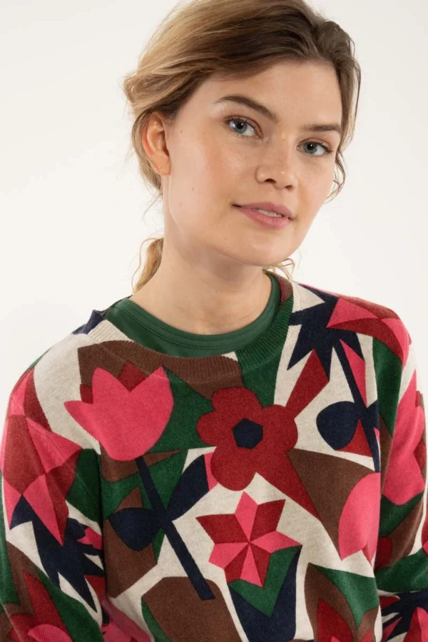 Danefae-Danevibe Merino Wool AOP Sweater Lt Beige GEOFLEUR Luxuriöser Pullover aus 100 % Merinowolle. Ein schönes schlichtes Muster am Ausschnitt Lebhafter und femininer Ausdruck. Feiner und klassischer Pullover in schöner Wollqualität. Die Strickjacke ist aus 100 % extrafeiner Merinowolle gestrickt und wärmt wunderbar. Die weiche und warme Wolle macht den Pullover perfekt für kalte Tage. Kombinieren Sie ihn mit einer Hose und einem Rock für ein schönes und elegantes Outfit für kühle Tage. Material: 100 % Merinowolle. OEKO-TEX-zertifiziert. DANEFÆ – Dänisches Design mit globaler Verantwortung Verantwortungsvolle Produktion ist für uns selbstverständlich. Danefæ arbeitet hauptsächlich mit BSCI-zertifizierten Produzenten zusammen, mit denen wir uns jährlich treffen, um die Einhaltung der Arbeitsbedingungen sicherzustellen. Danefæs Produkte erfüllen ganz besondere Qualitätsanforderungen. Unsere Hersteller unterliegen den strengen internen Danefæs-Regeln, die auf OEKO-TEX, Langlebigkeit und Nachhaltigkeit ausgerichtet sind. Farbe und Form halten auch nach vielen Wäschen. Unsere Produkte halten viele Jahre und sind leicht weiterzugeben.
