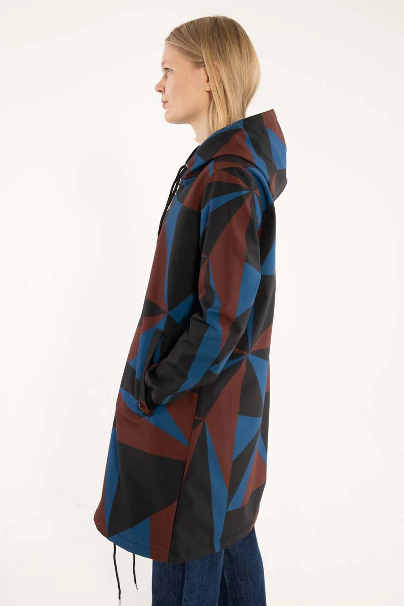 Danefae-Danekarla Softshell Black Ocean TRIANGULATE Softshellmantel mit femininer Passform 8.000 mm wasserdicht, winddicht und atmungsaktiv Fluoridfreie Beschichtung Außenmaterial: Stretch-Außenmaterial aus hochprozentigem Polyester mit fluorfreier, wasserabweisender Behandlung In der Mitte: wind- und wasserabweisende, atmungsaktive Mittelmembran Innen: weiches und warmes Polarfleece 100 % Polyester