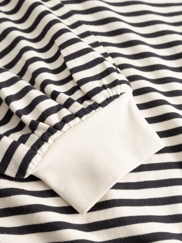 Mademoiselle YéYé-Langarmshirt mit Rippbündchen aus Bio-Baumwolle Drift Flair Top Farbe/Muster: Ministripes Toller Schnitt, tolle Ärmel – einfach ein Must-have für deinen Kleiderschrank. Nachhaltig und GOTS zertifiziert Leichte Jersey-Qualität Rundhalsausschnitt Lange Ballonärmel Rippbündchen am Saum und den Ärmeln 100% Baumwolle (organic) GOTS zertifziert
